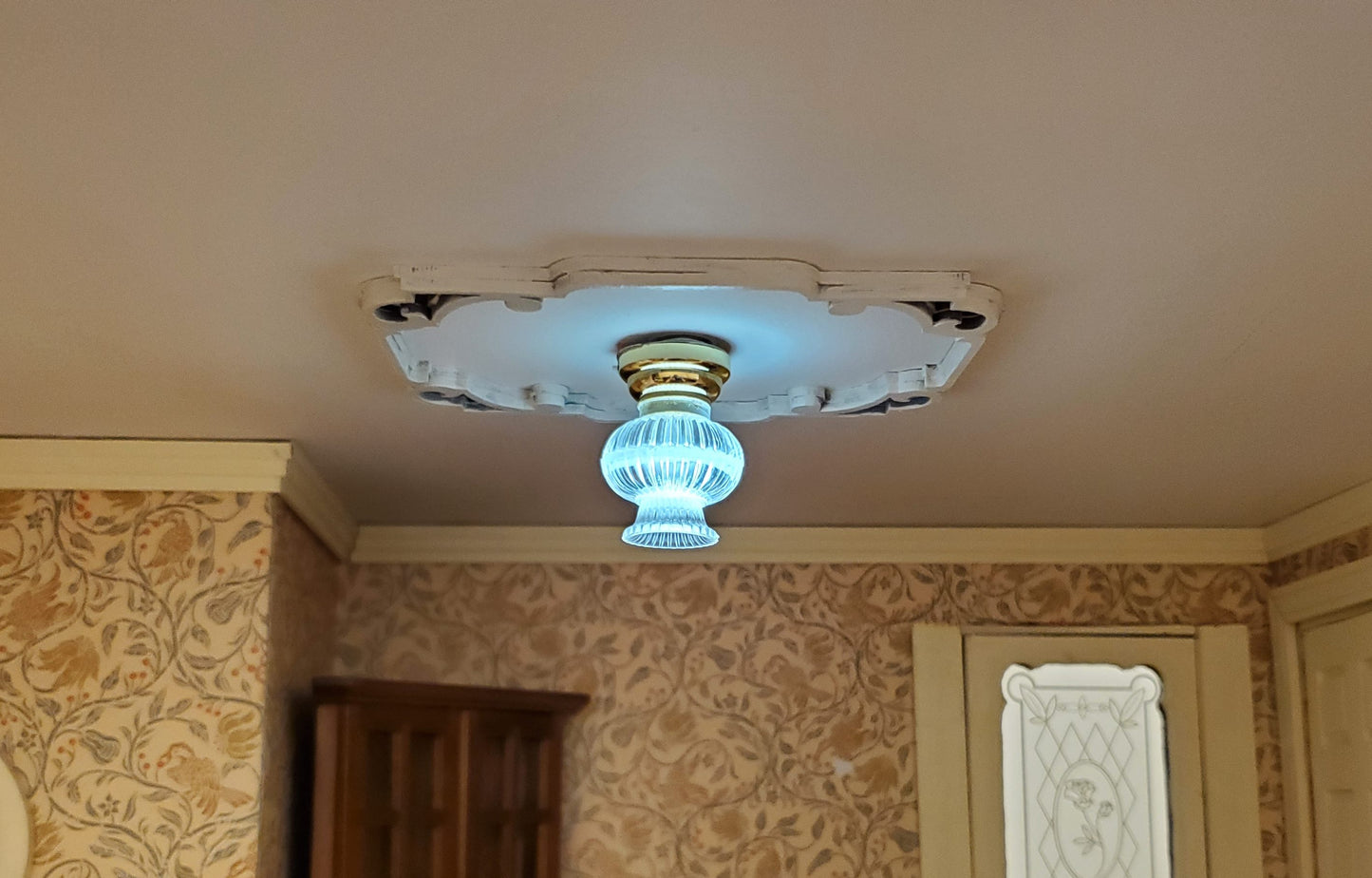 Dollhouse Battery Operated Ceiling Light 1:12 Scale Miniature Houseworks 2336