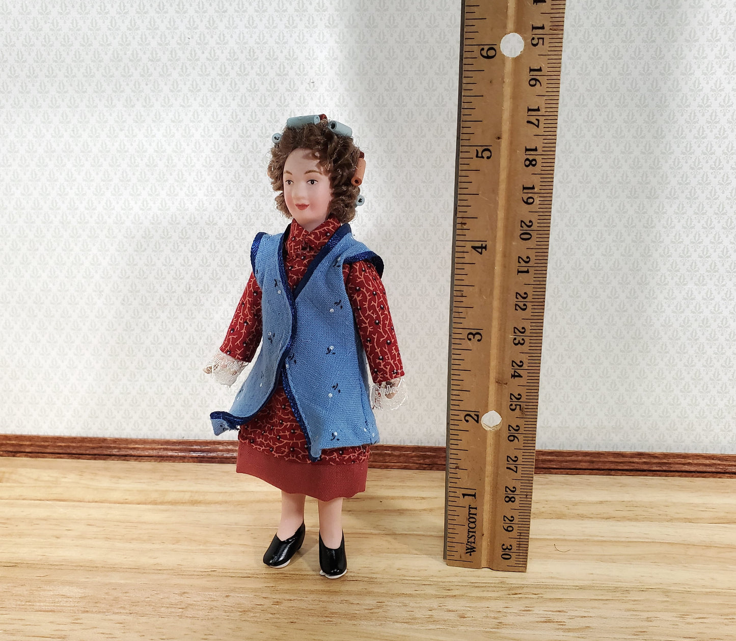Dollhouse Modern Grandma Doll with Curlers Porcelain 1:12 Scale Miniature