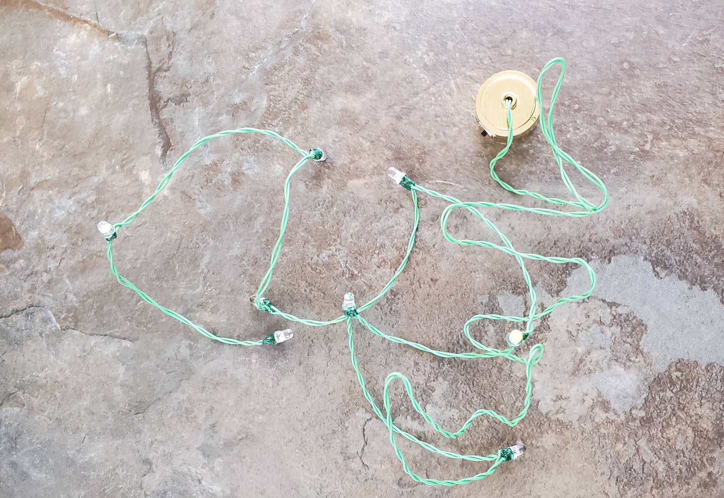 Dollhouse Miniature LED Battery 8 Light Bulbs on a String Warm Light Green Wire 1:12 Scale