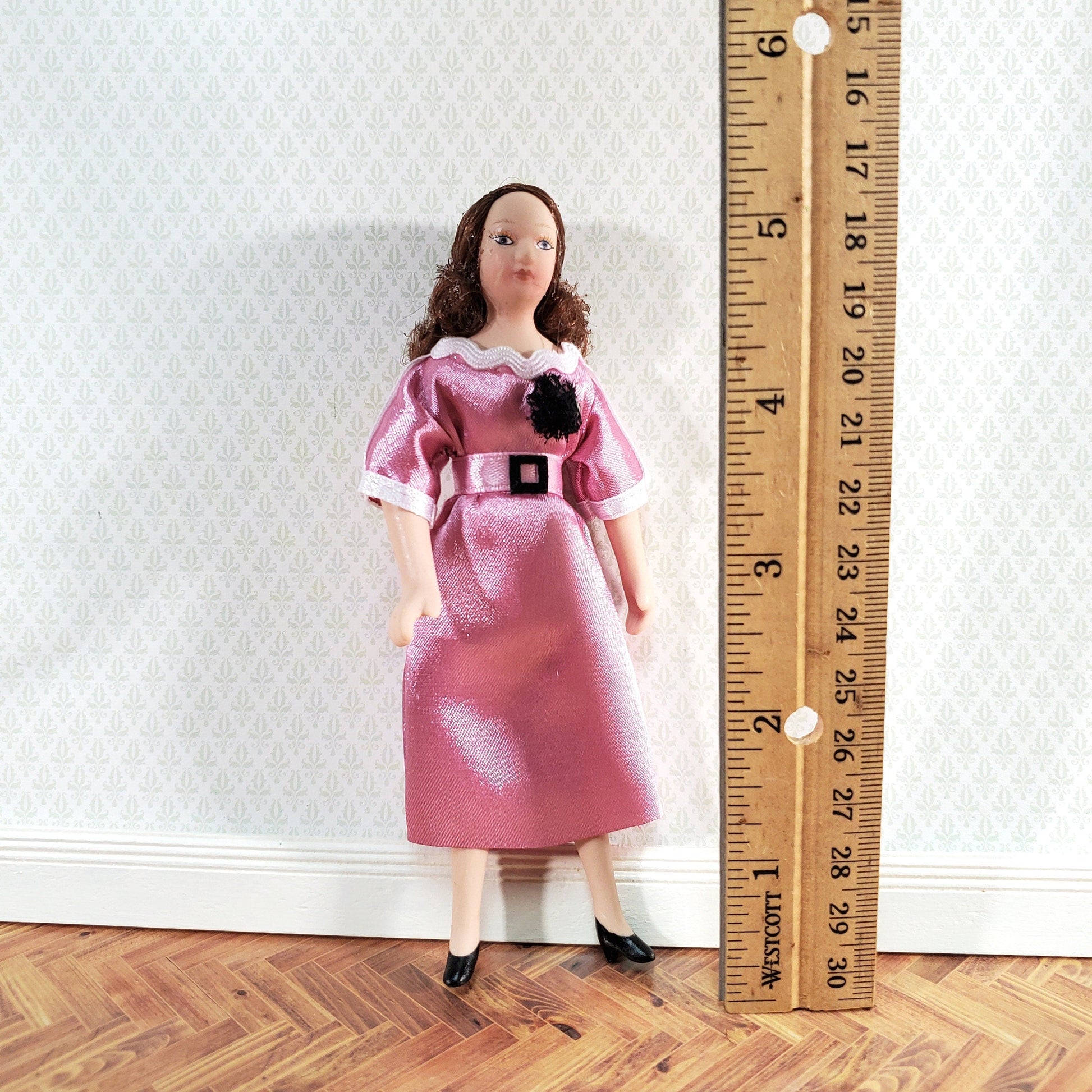 Dollhouse Female Doll Mom Mother Pink Dress Porcelain 1:12 Scale Woman