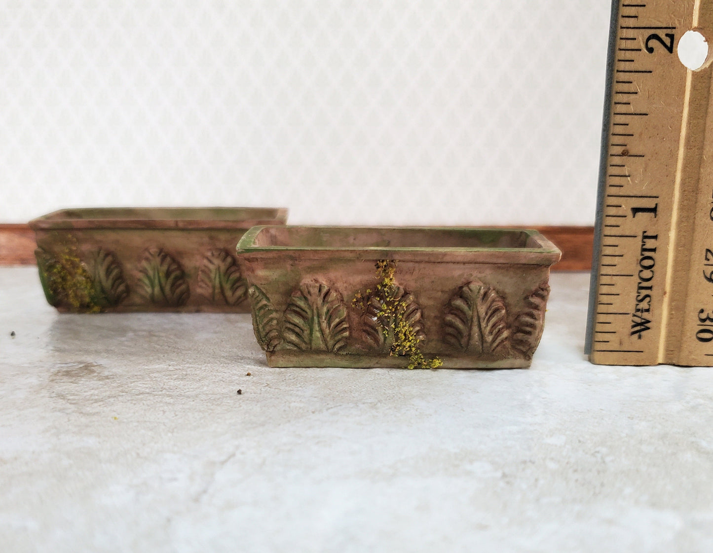 Dollhouse Garden Planters Aged Pots with Moss Set of 2 1:12 Scale A1006B
