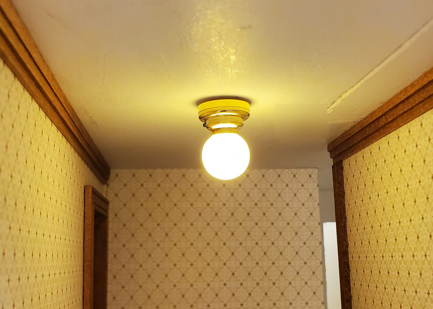 Dollhouse Battery Ceiling Light Hanging White Globe Shade 1:12 Scale Houseworks