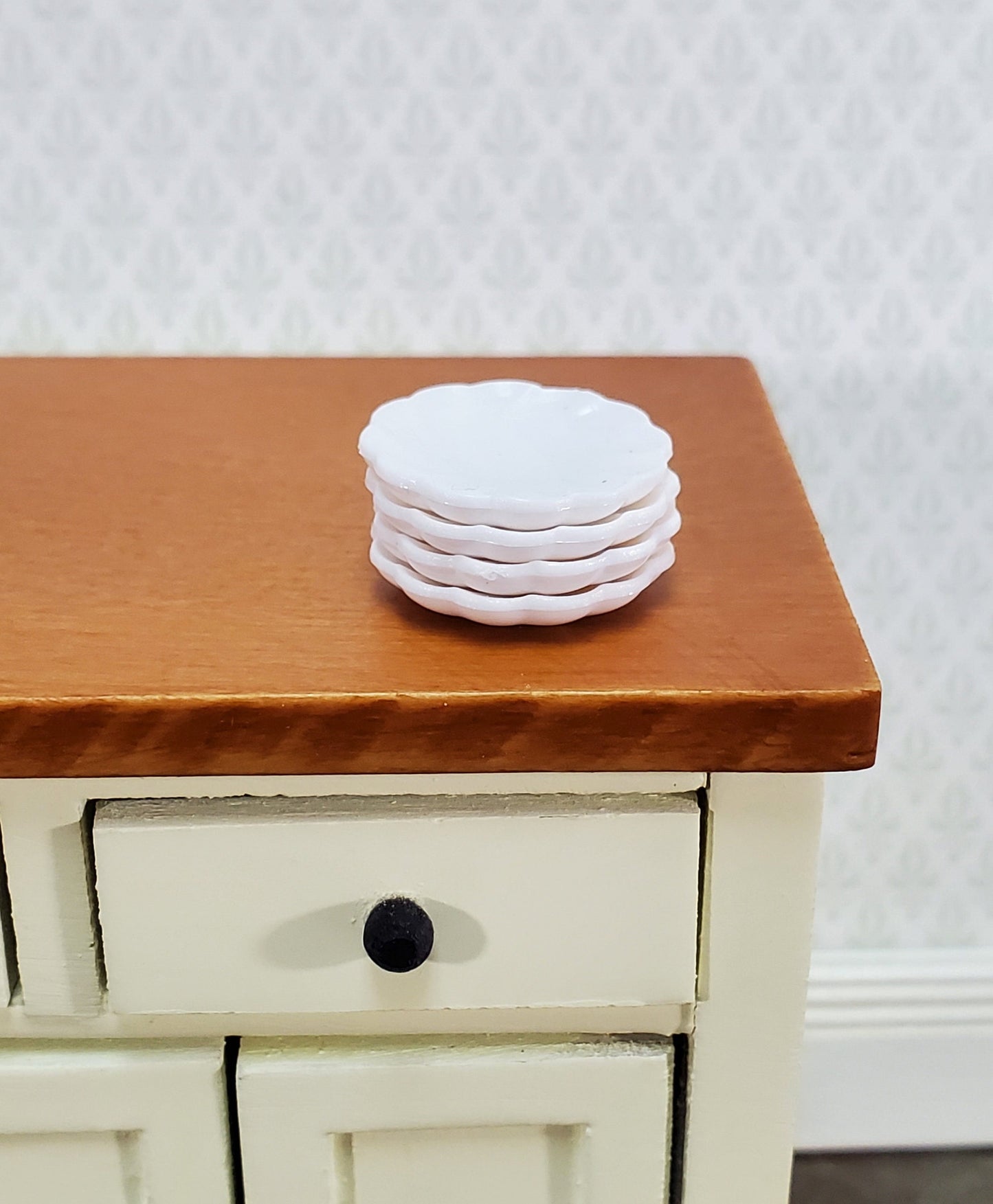 Dollhouse Small Plates Scalloped x4 White Decorative Edge Plastic 1:12 Scale Miniatures