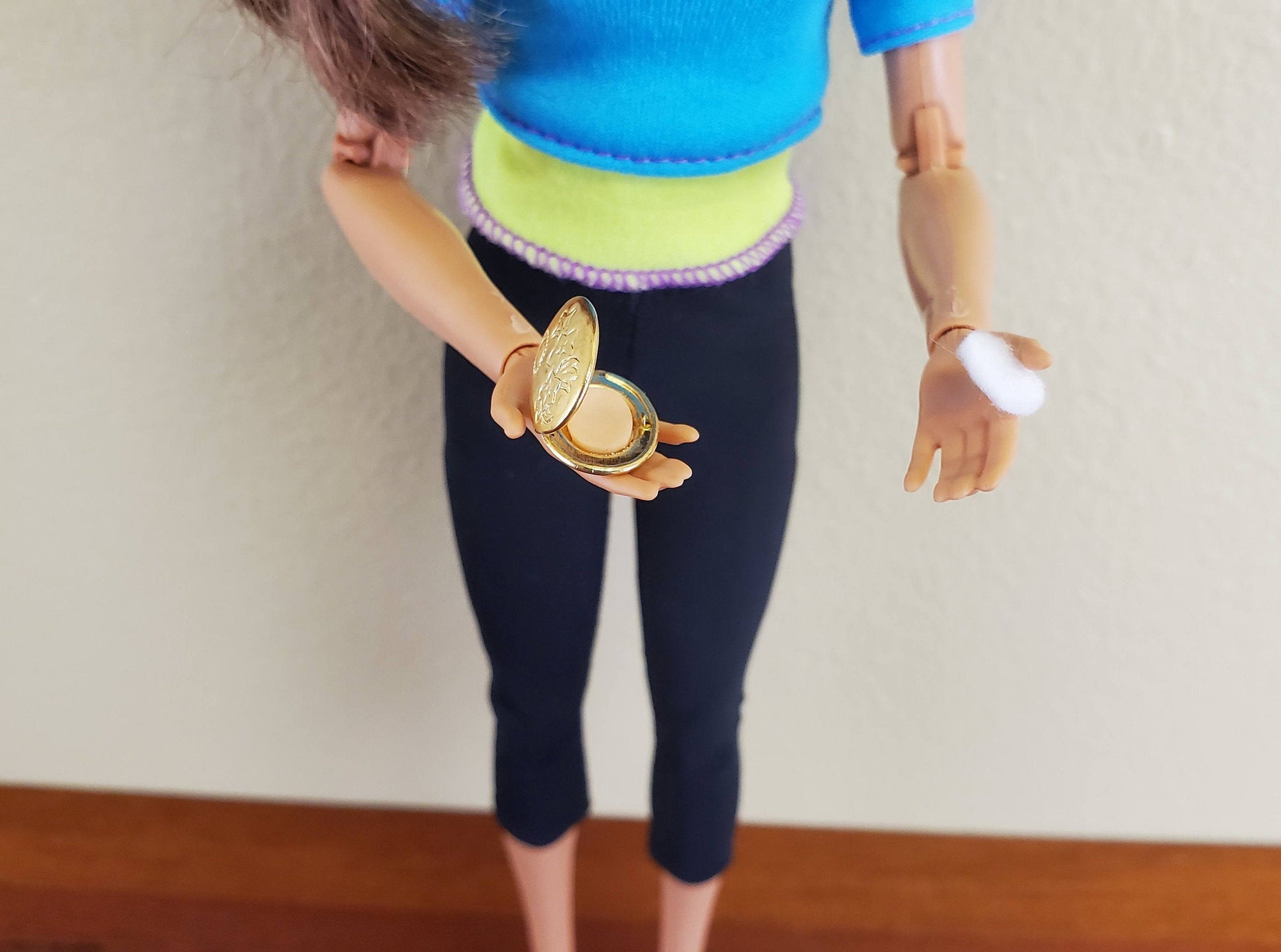 Dollhouse Miniature Compact Clasp Make-Up Container 1:6 Scale