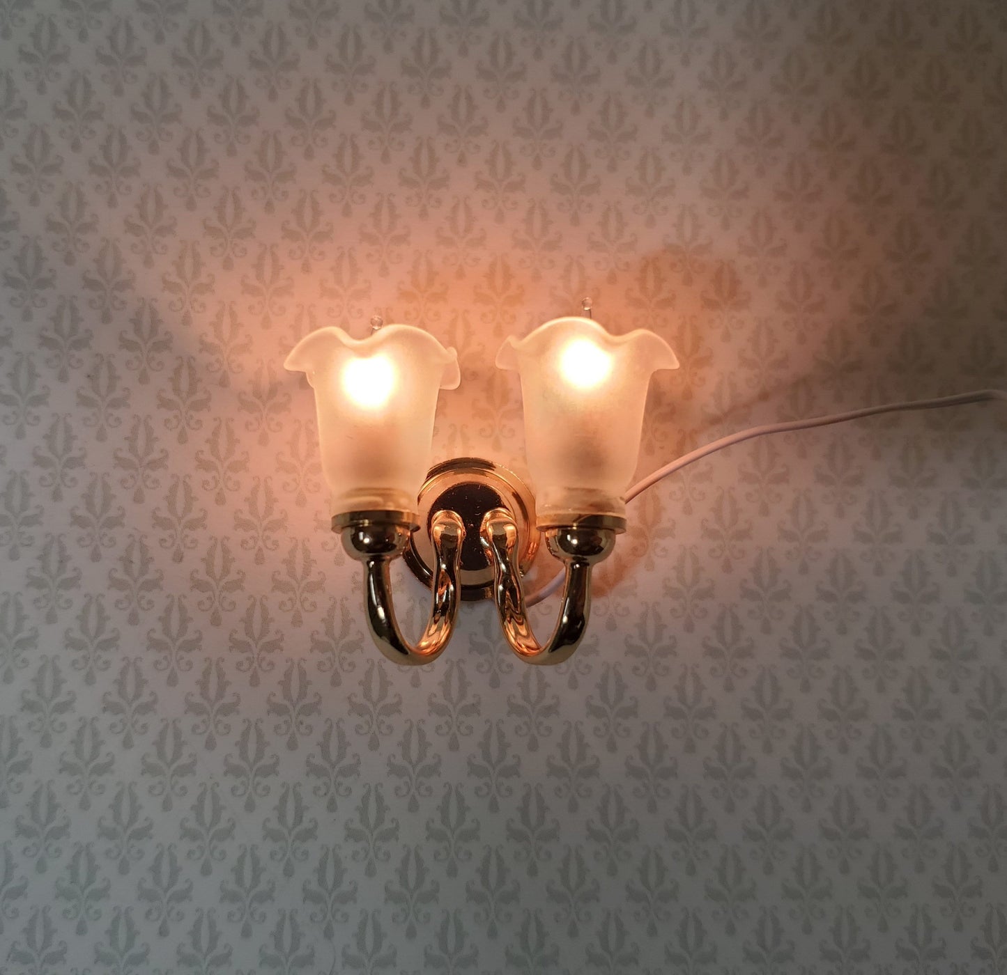 Dollhouse Double Tulip Sconce Flower Shade 12 Volt with Plug 1:12 Scale HW2673