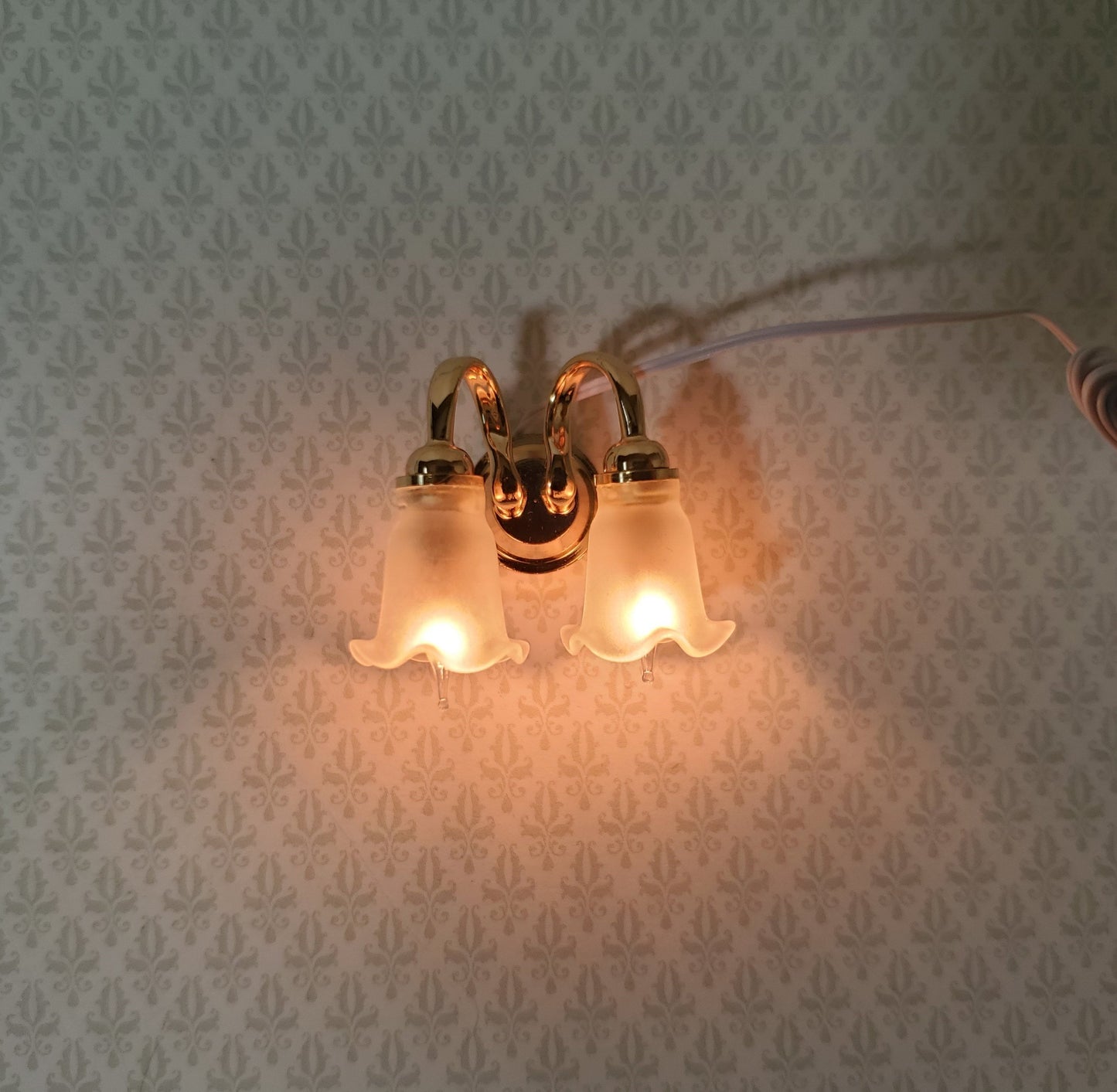 Dollhouse Double Tulip Sconce Flower Shade 12 Volt with Plug 1:12 Scale HW2673