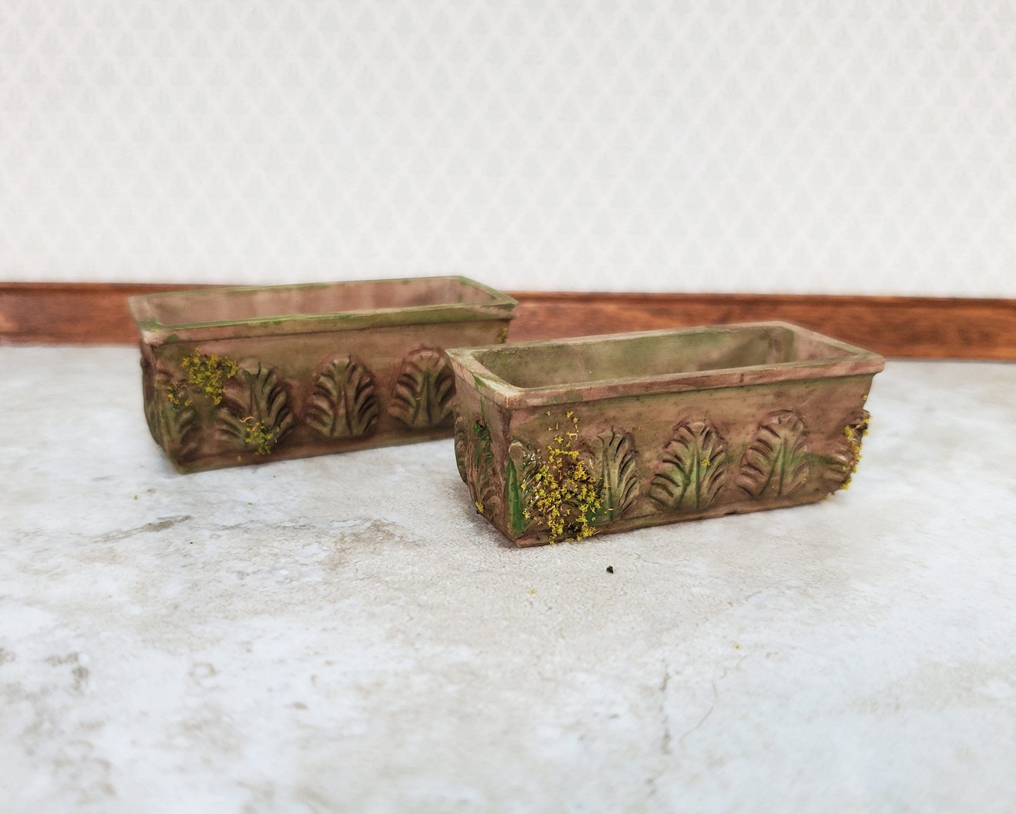 Dollhouse Garden Planters Aged Pots with Moss Set of 2 1:12 Scale A1006B