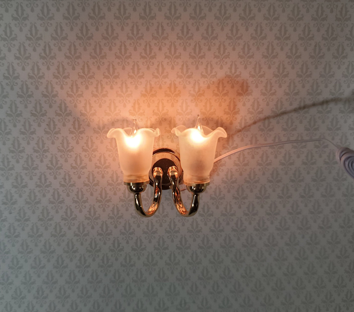 Dollhouse Double Tulip Sconce Flower Shade 12 Volt with Plug 1:12 Scale HW2673