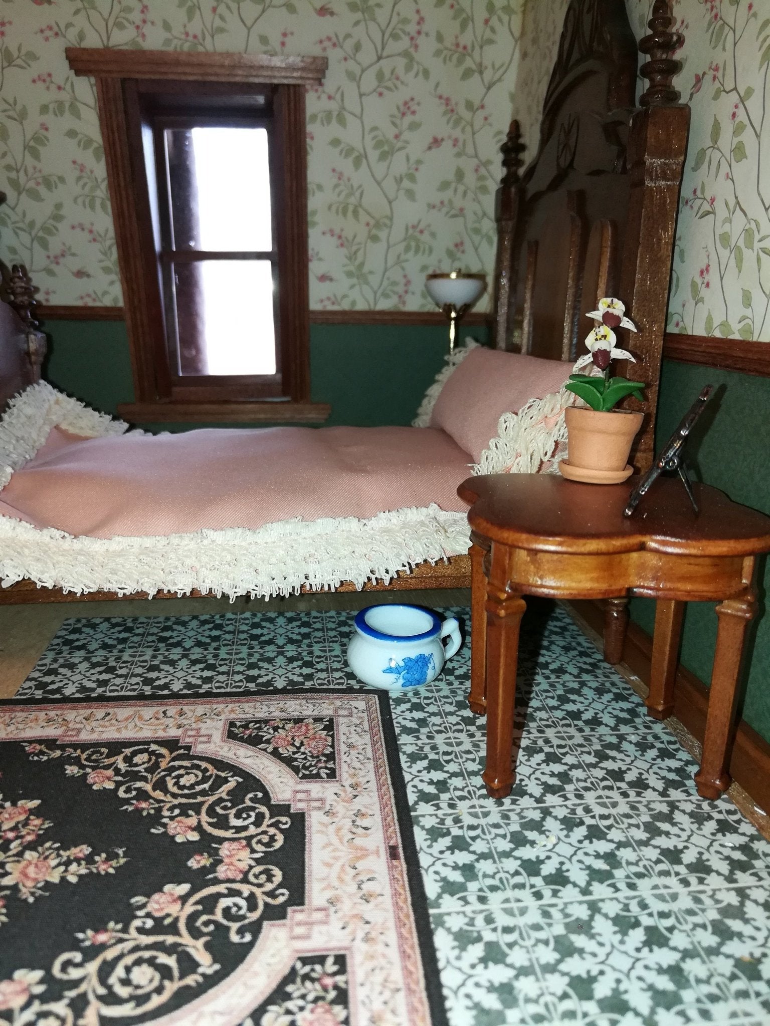 Chamber Pots Set of 4 1:12 Scale Dollhouse Miniature Ceramic with Flower Design - Miniature Crush