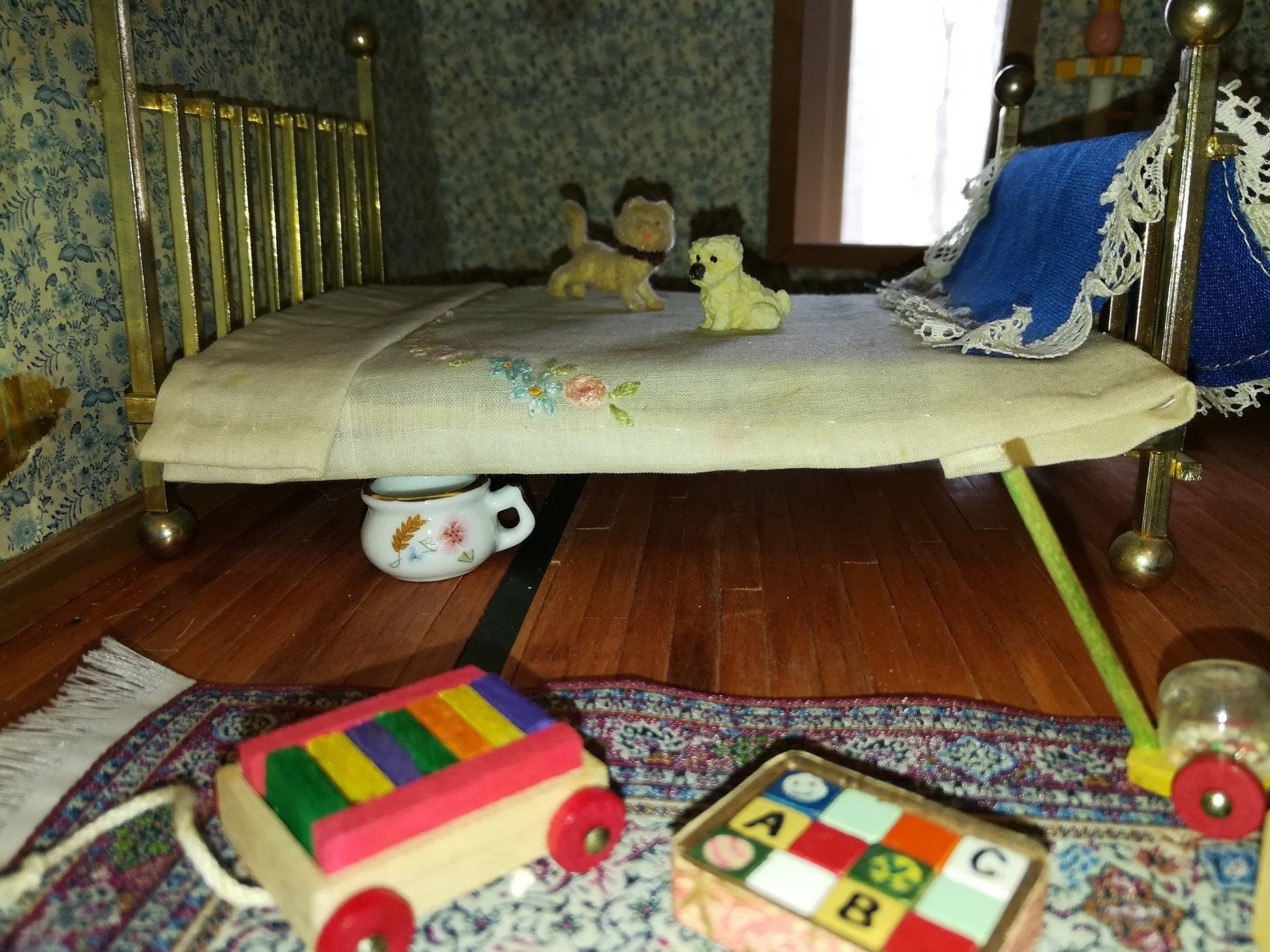 Chamber Pots Set of 4 1:12 Scale Dollhouse Miniature Ceramic with Flower Design - Miniature Crush