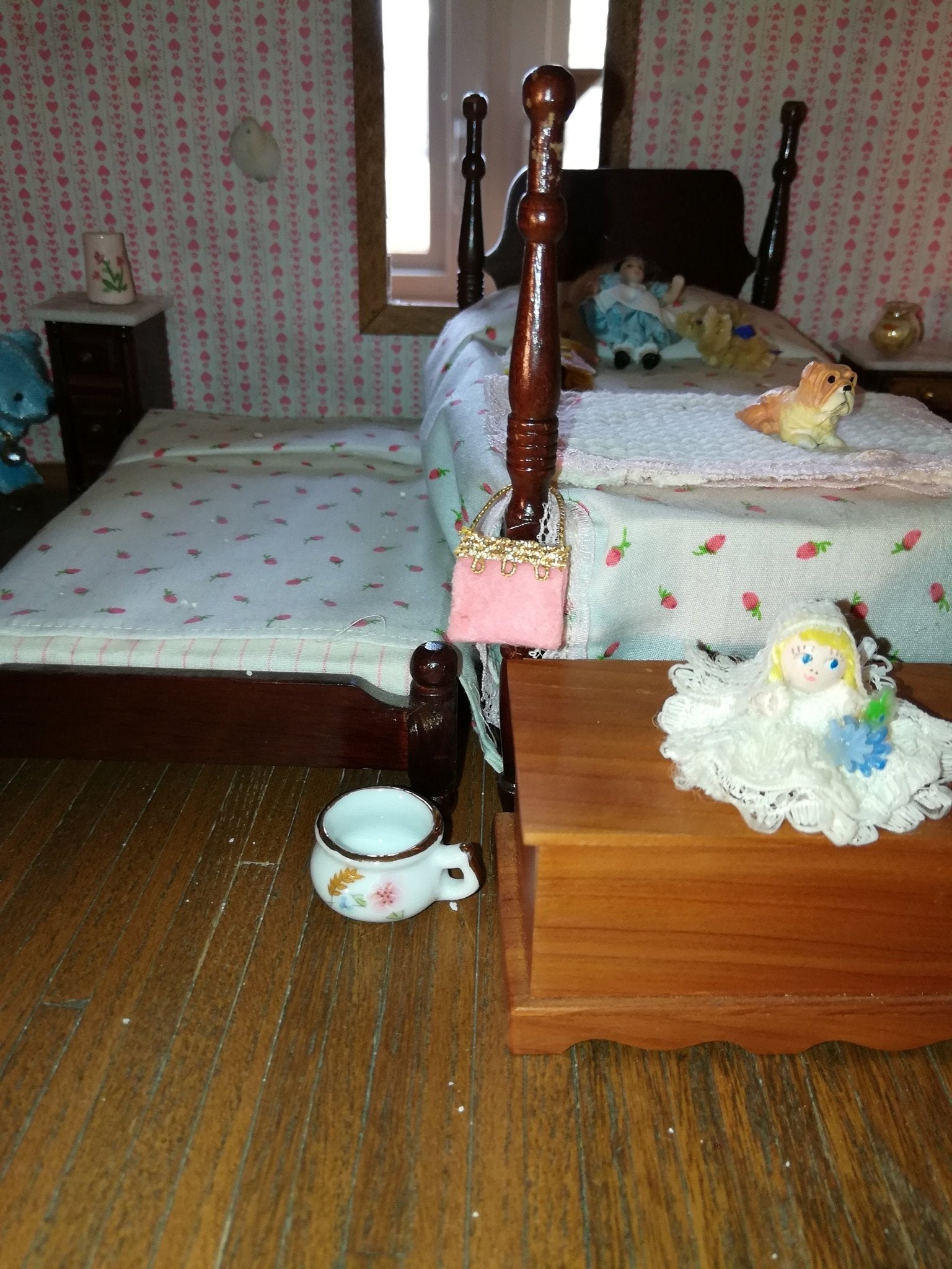 Chamber Pots Set of 4 1:12 Scale Dollhouse Miniature Ceramic with Flower Design - Miniature Crush