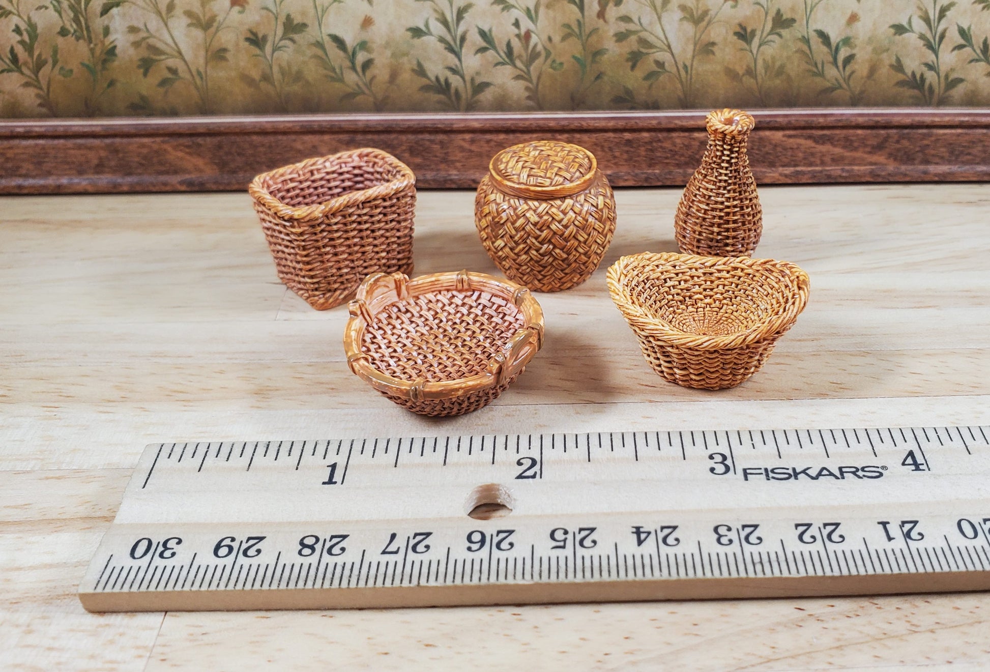 Dollhouse Wicker Style Baskets Set 5 pcs 1:12 Scale Miniatures Cast Resin