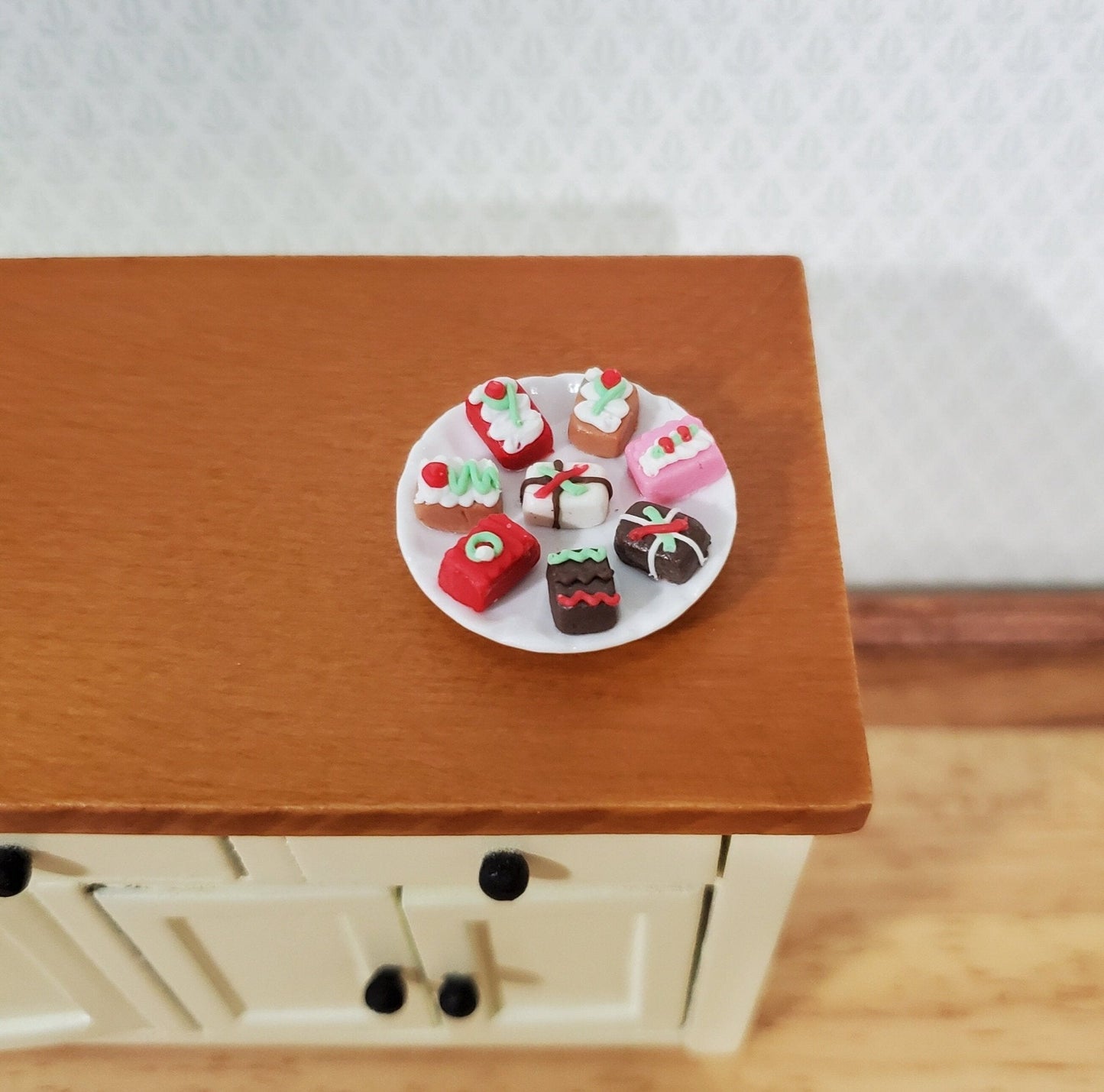 Dollhouse Christmas Mini Cakes on Glass Plate Dessert 1:12 Scale Miniature Food - Miniature Crush