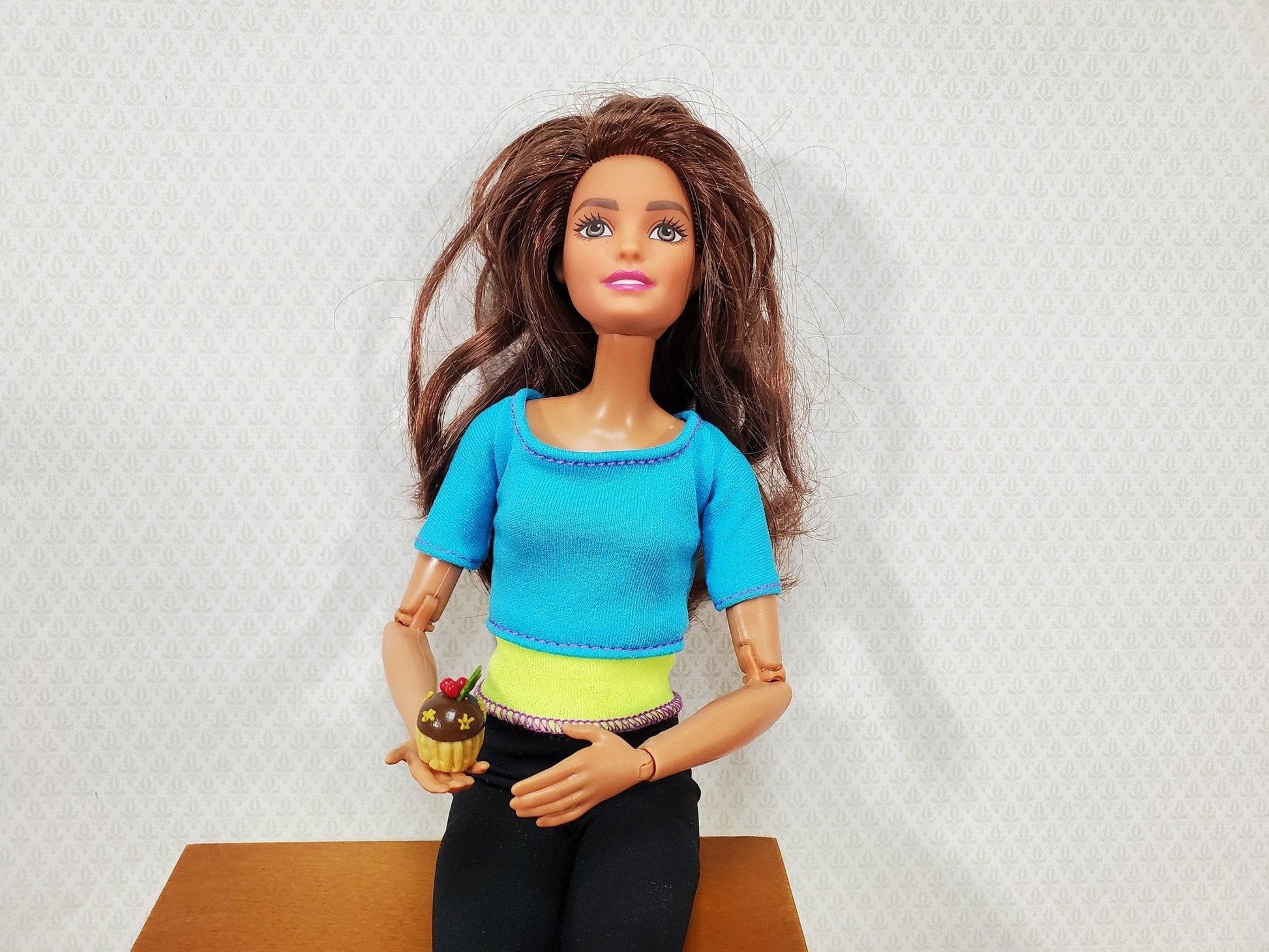 Dollhouse Cupcakes or Cakes Christmas Holiday Set of 4 Use in 1:12 or 1/6 Scale Miniatures - Miniature Crush