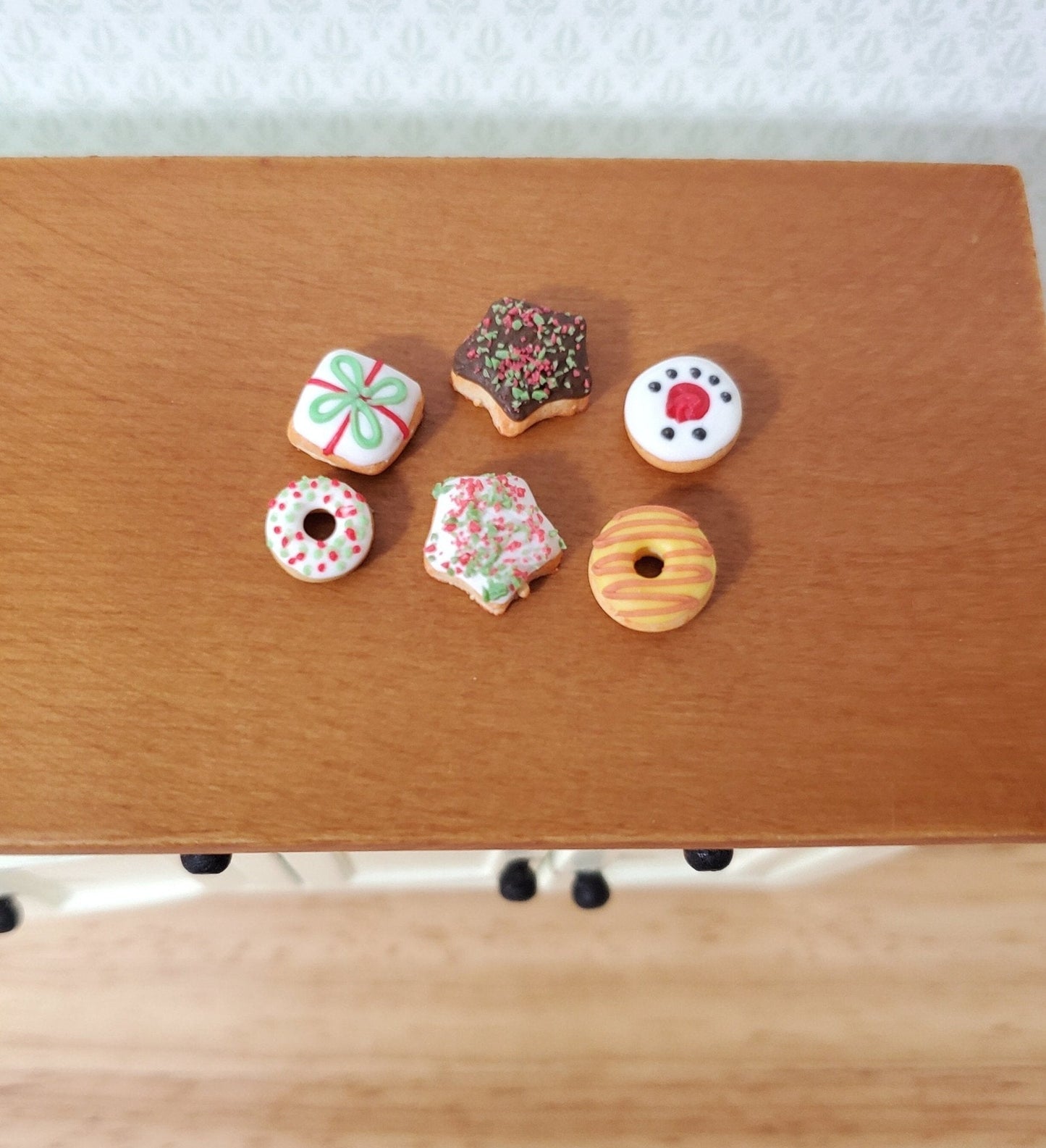 Dollhouse Donuts x6 Christmas Theme Dessert 1:12 Scale Miniature Food - Miniature Crush