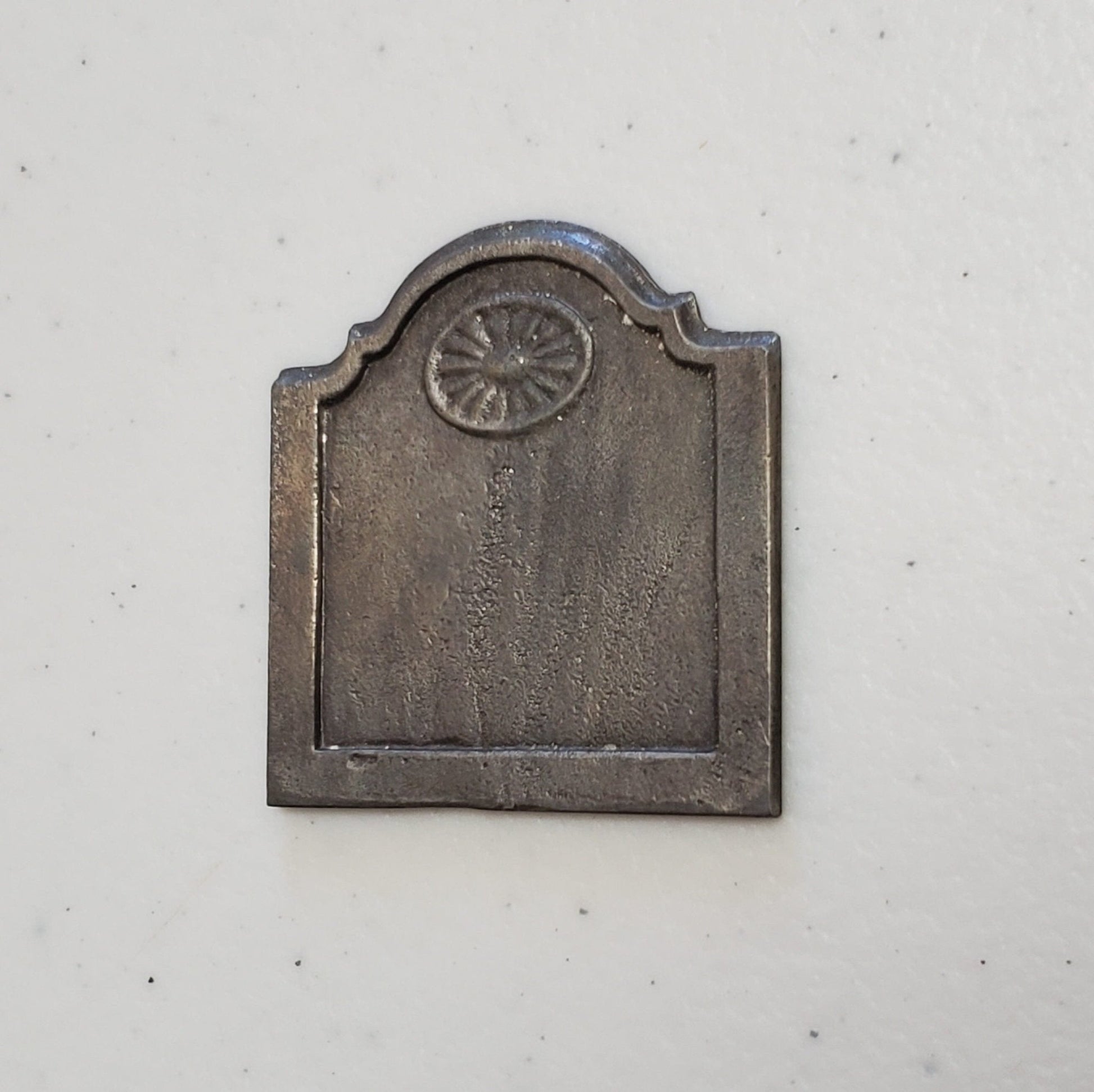 Dollhouse Fireback for Fireplace Metal 1:12 Scale Handcrafted by Olde Mountain Miniatures - Miniature Crush