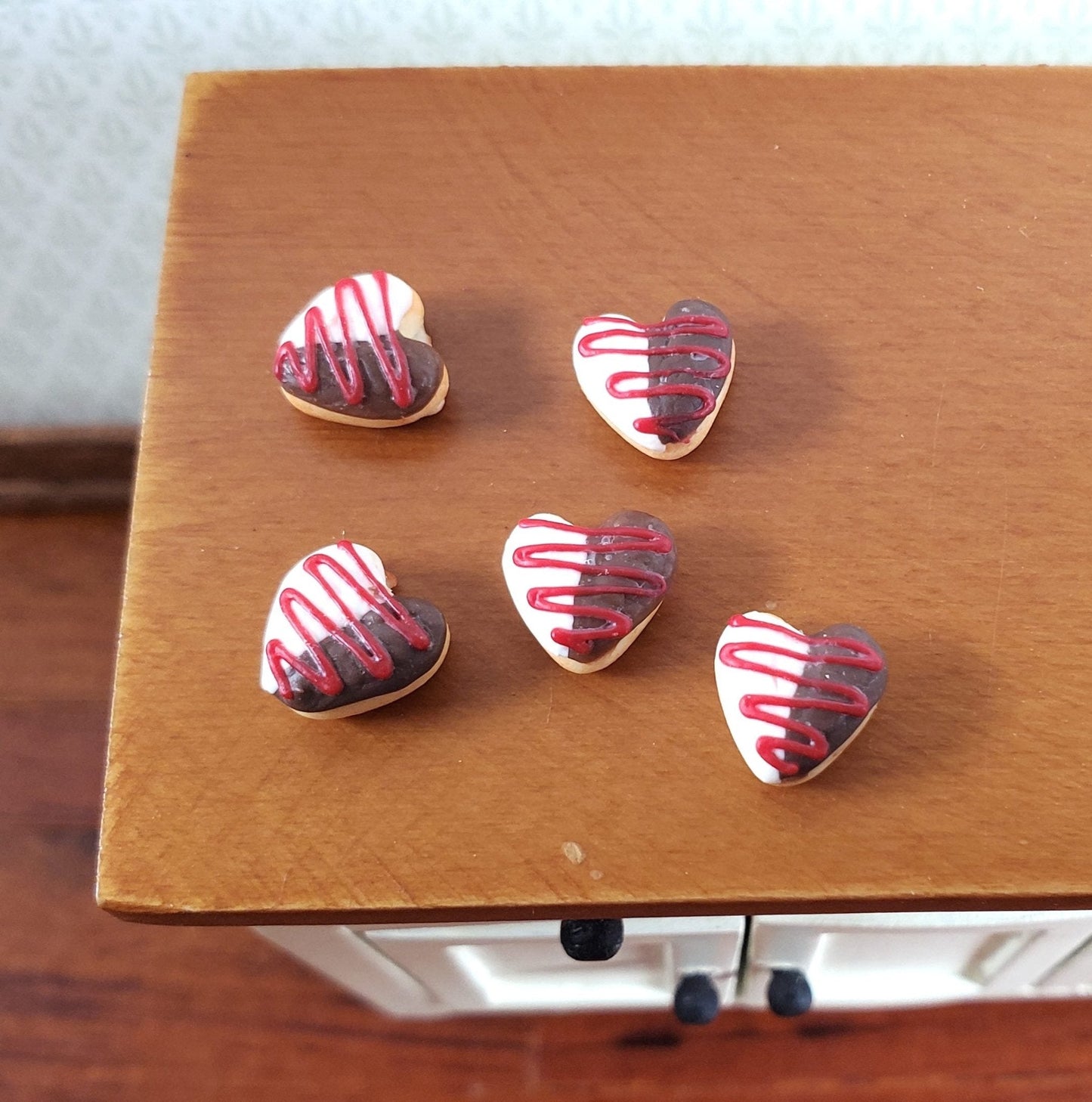 Dollhouse Heart Donuts Pastries x5 1:12 Scale Miniature Food Desserts Cookies - Miniature Crush