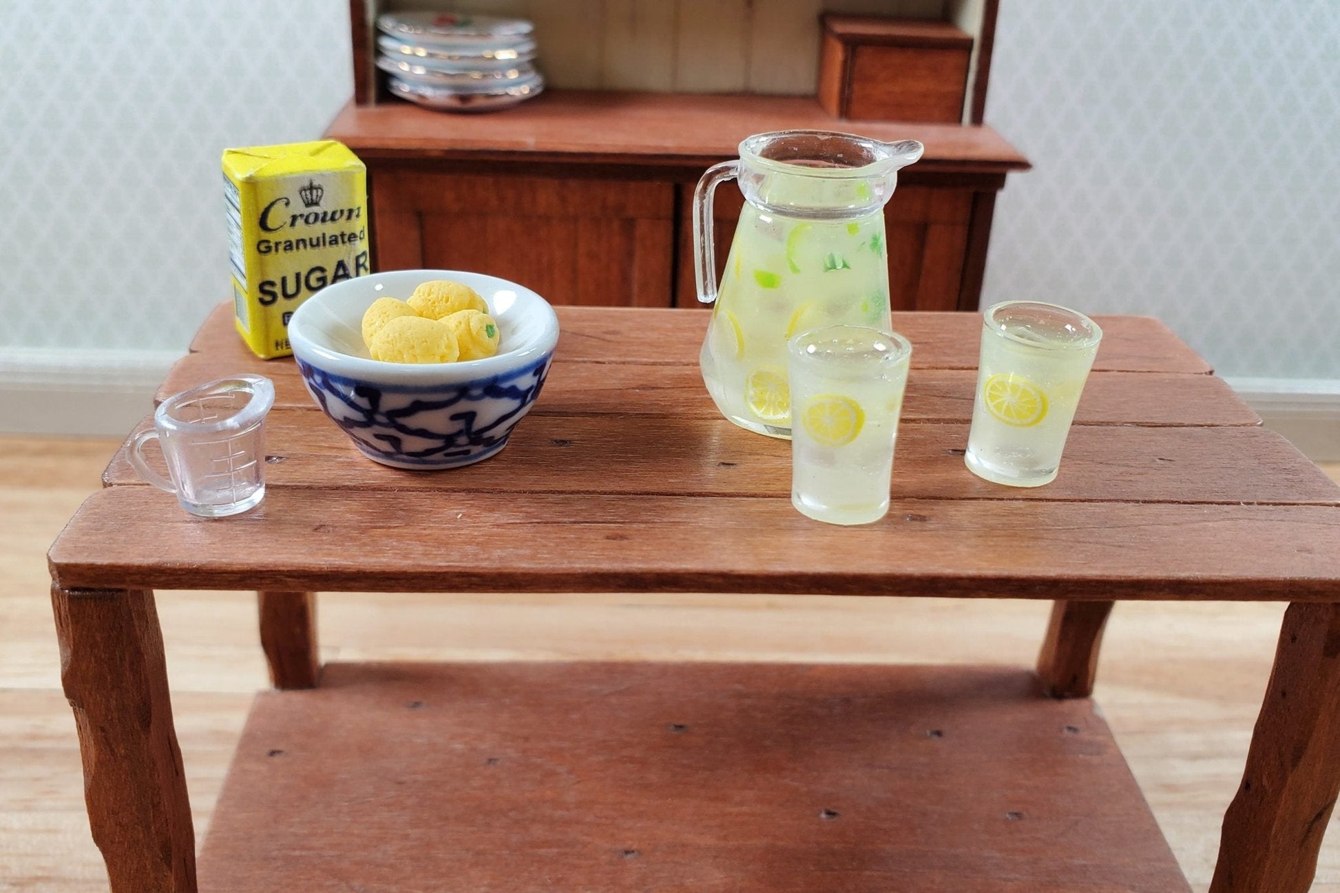 Dollhouse Large Pitcher of Lemonade & 2 Glasses with Lemons 1:12 Scale Miniature - Miniature Crush