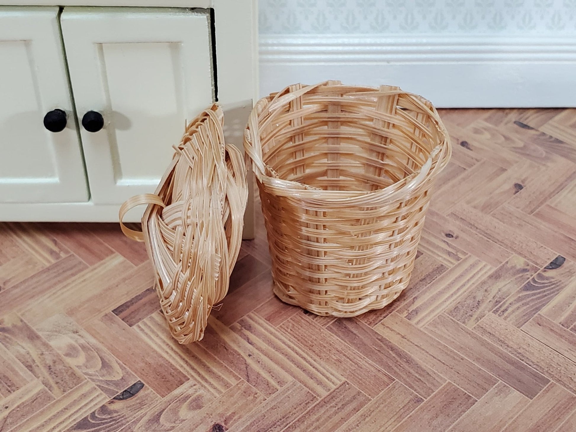 Dollhouse Laundry Basket Wicker with Removable Lid 1:12 Scale Miniature - Miniature Crush