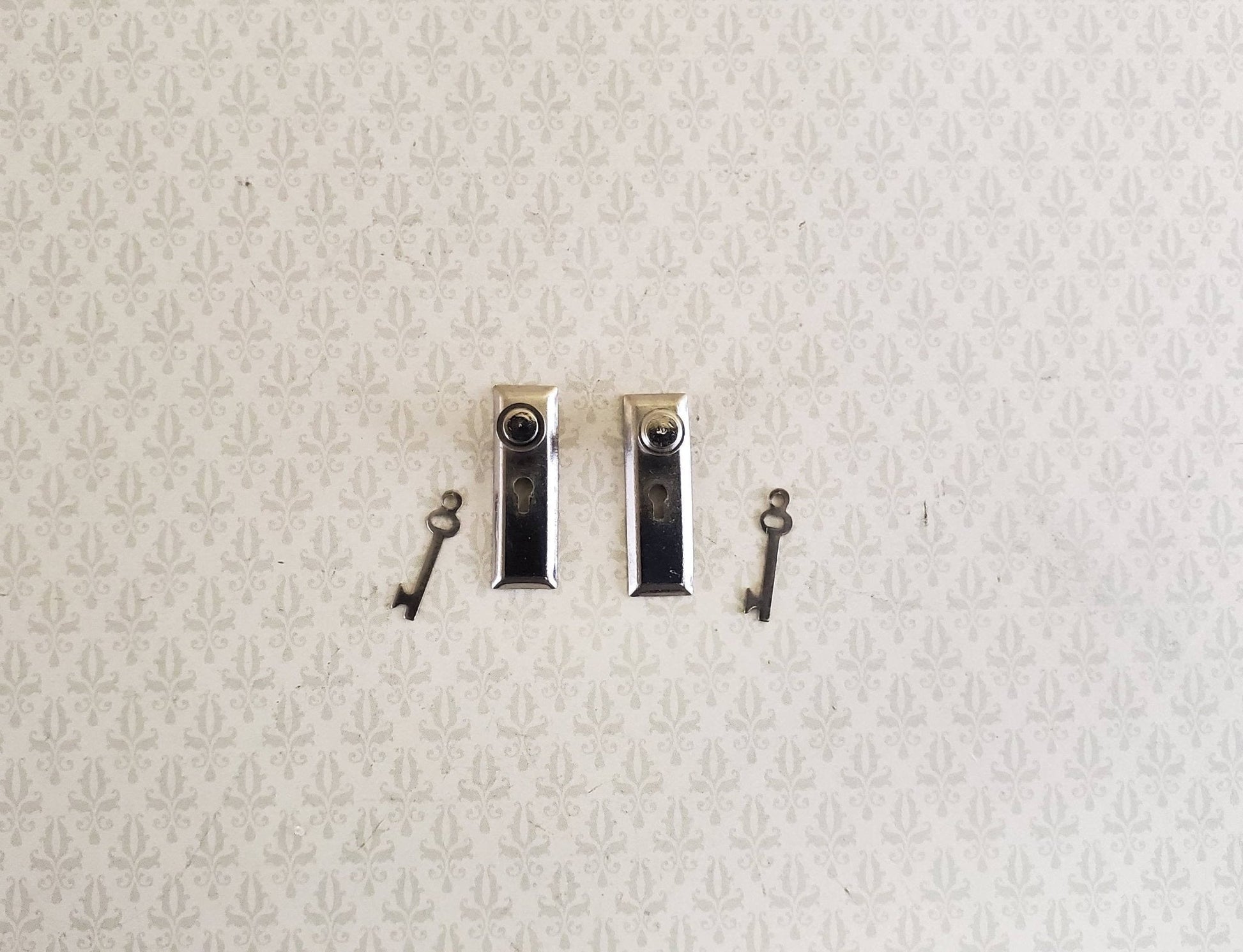 Dollhouse Miniature Door Knobs and Plates Set with Keyhole 1:12 Scale Silver Nickle - Miniature Crush