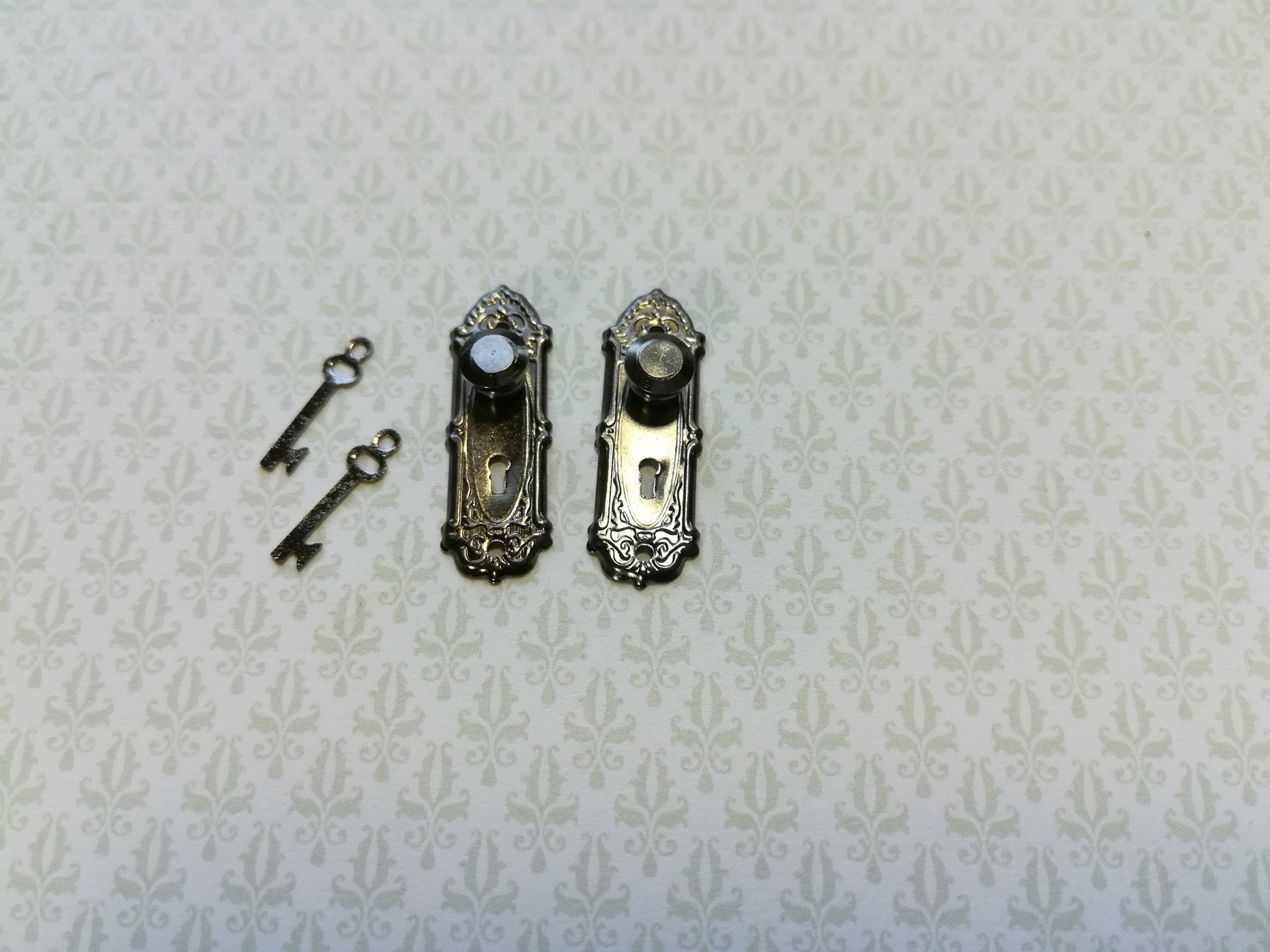 Dollhouse Miniature Doorknobs and Plates Set with Keyhole 1:12 Scale Pewter - Miniature Crush
