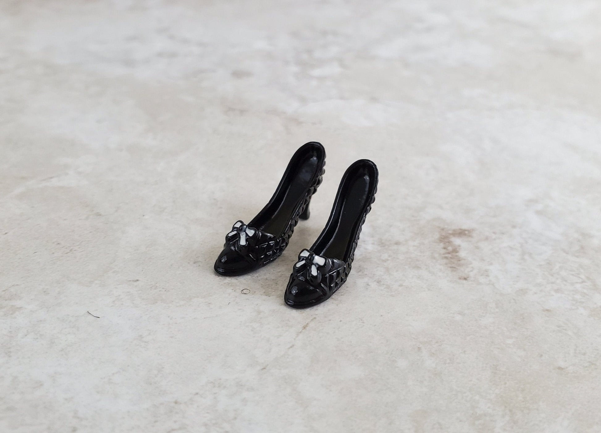 Dollhouse Miniature Ladies High Heel Shoes Pumps Black with Bow 1:12 Scale Metal - Miniature Crush