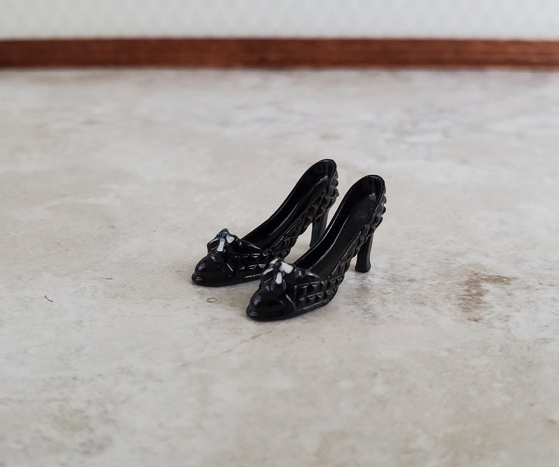 Dollhouse Miniature Ladies High Heel Shoes Pumps Black with Bow 1:12 Scale Metal - Miniature Crush