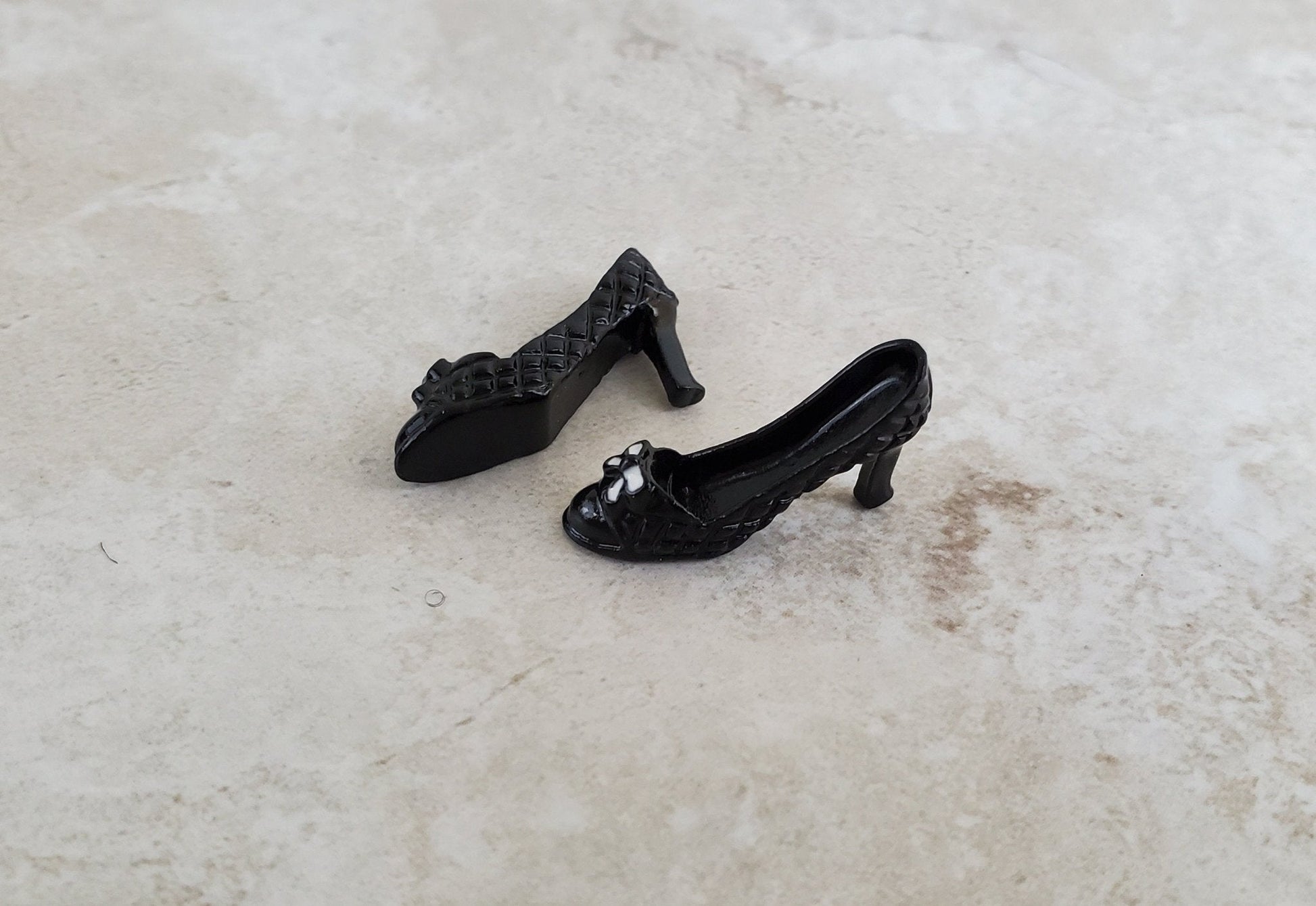 Dollhouse Miniature Ladies High Heel Shoes Pumps Black with Bow 1:12 Scale Metal - Miniature Crush