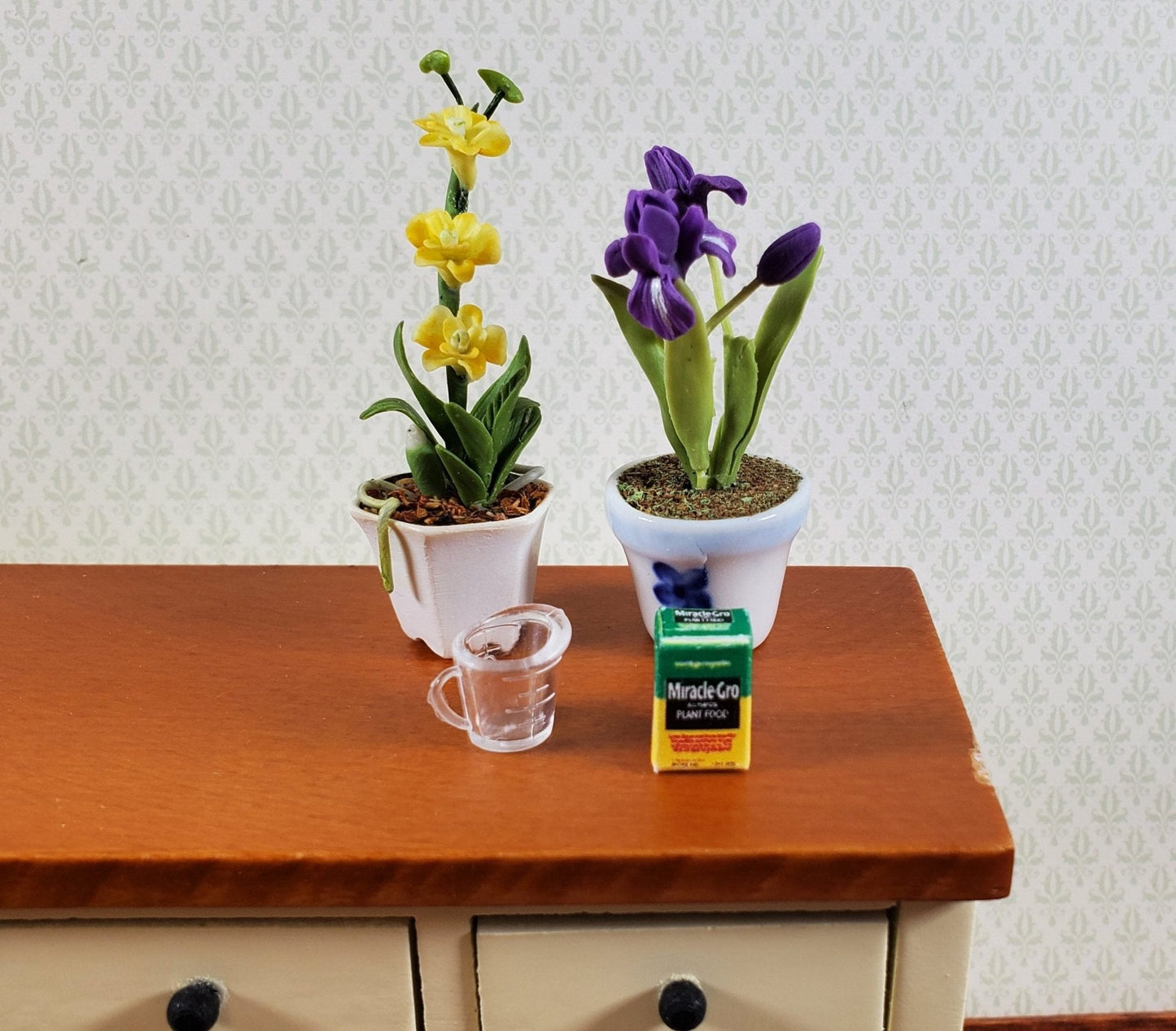 Dollhouse Miracle Gro Plant Food Small Box 1:12 Scale Modern Miniature Handmade - Miniature Crush