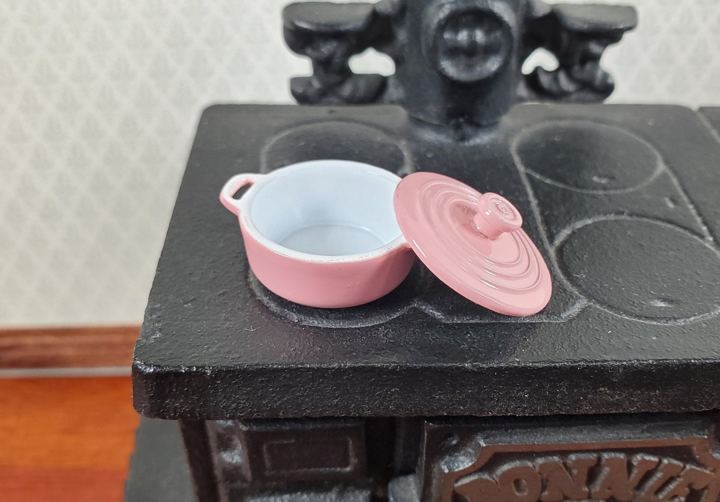 Dollhouse Small Dutch Oven Pot with Removeable Lid Pink 1:12 Scale Miniature - Miniature Crush