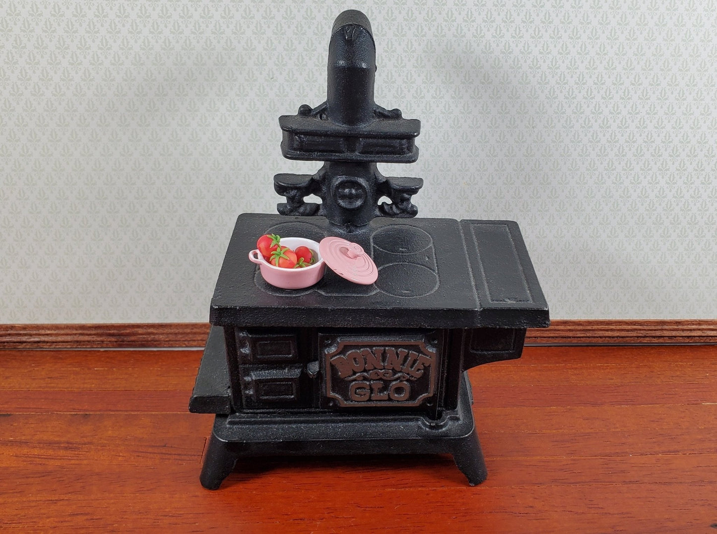 Dollhouse Small Dutch Oven Pot with Removeable Lid Pink 1:12 Scale Miniature - Miniature Crush