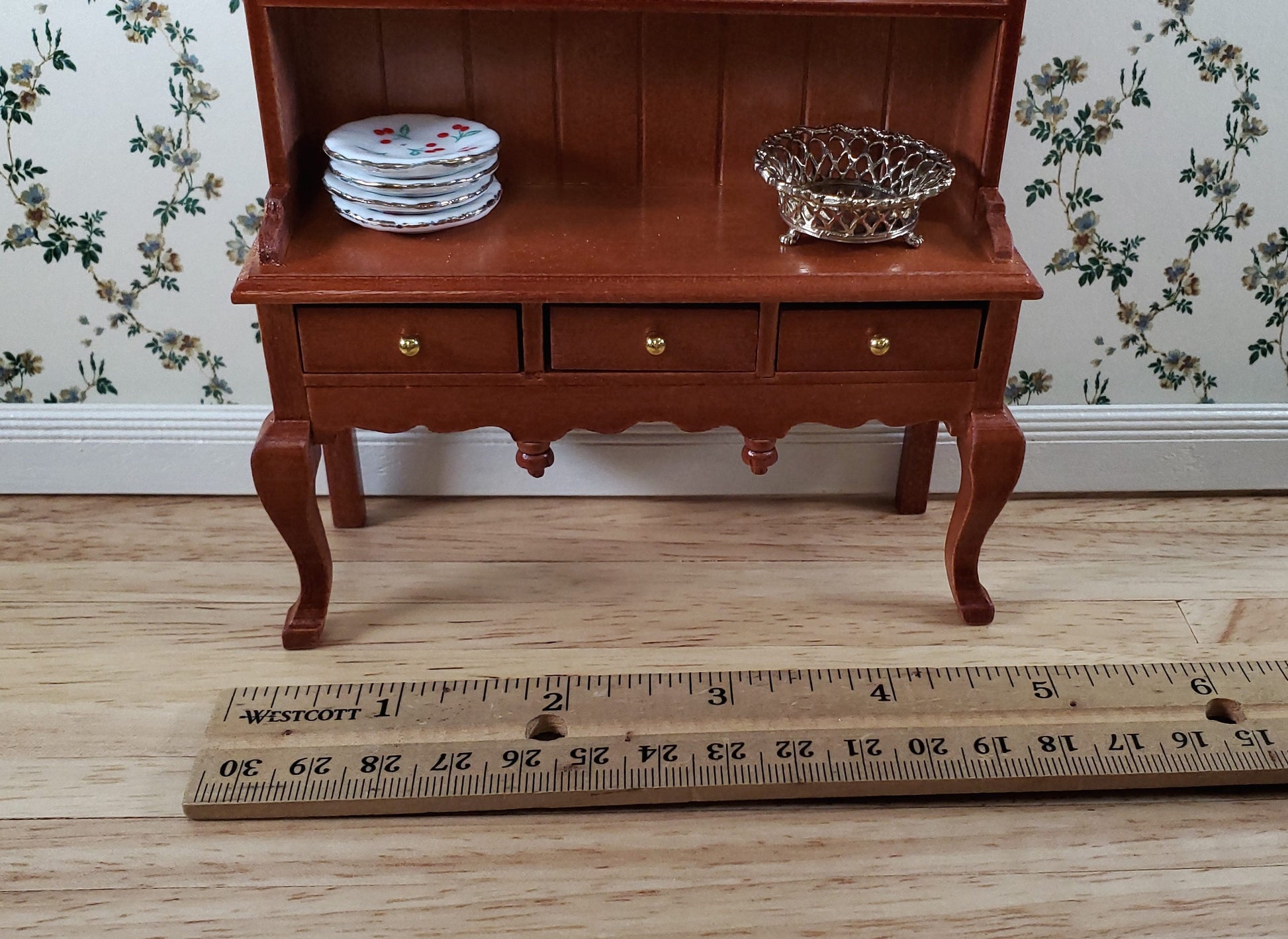 Dollhouse Kitchen Cupboard Hutch Queen Anne Style 1:12 Scale Miniature Furniture