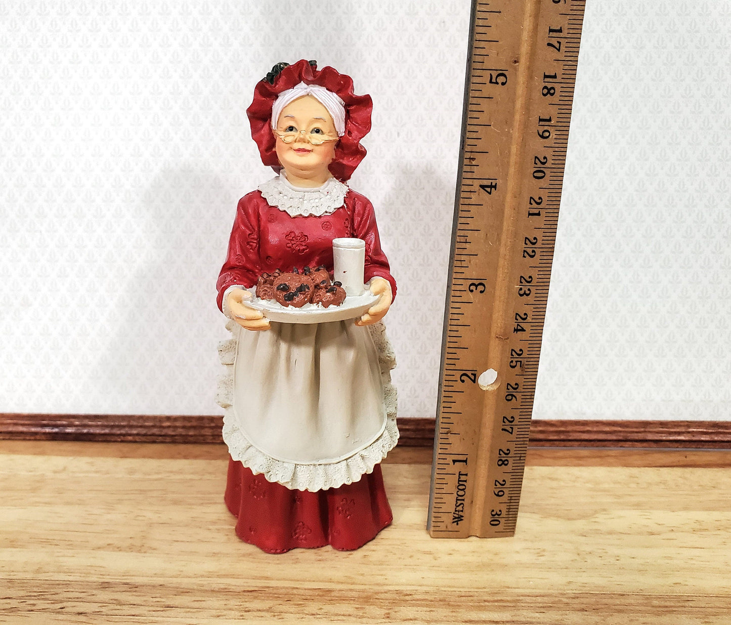 Mrs Claus Resin Figure 1:12 Scale Miniature by Houseworks Christmas Santa Houses