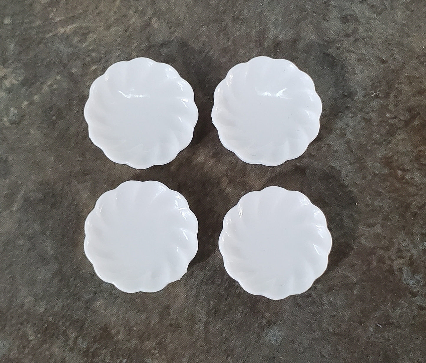 Dollhouse Small Plates Scalloped x4 White Decorative Edge Plastic 1:12 Scale Miniatures