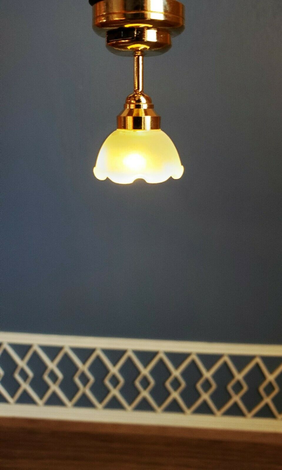 Dollhouse Miniature Battery Light Hanging Ceiling Flower Shade Lamp 1:12 Scale