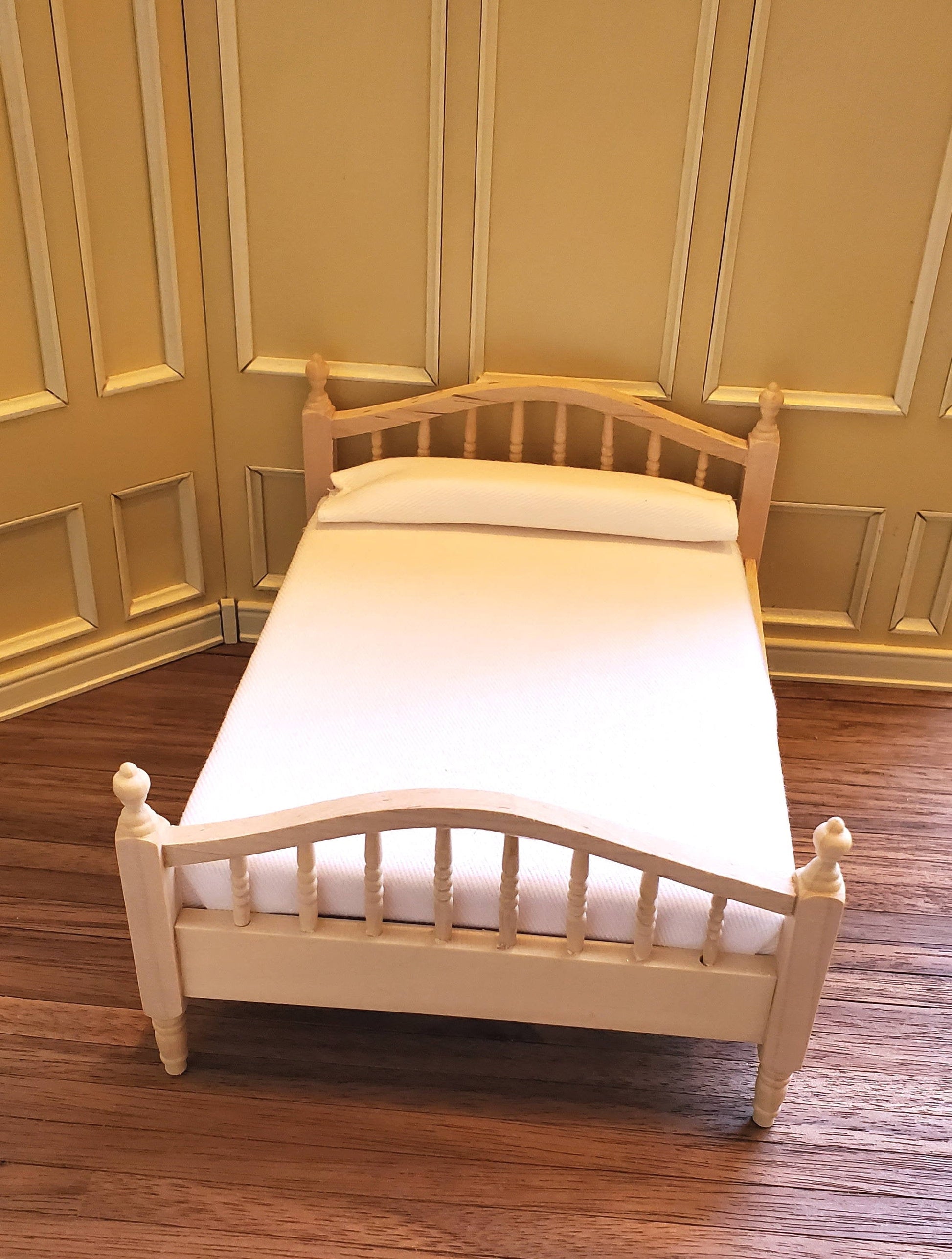 Dollhouse Miniature Double Bed Spindles with Mattress Unpainted 1:12 Scale Furniture