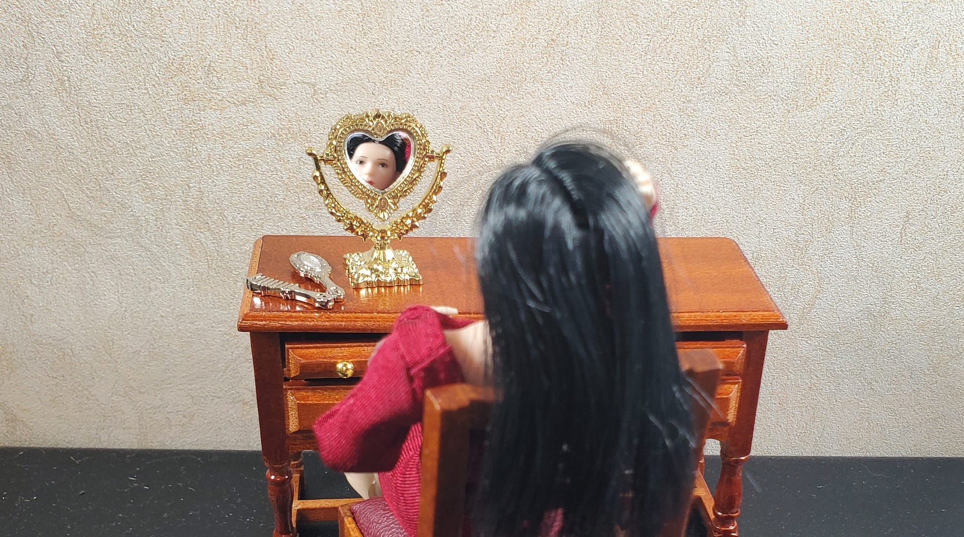 Dollhouse Vanity Make-Up Mirror with Comb and Small Mirror Heart 1:12 Scale
