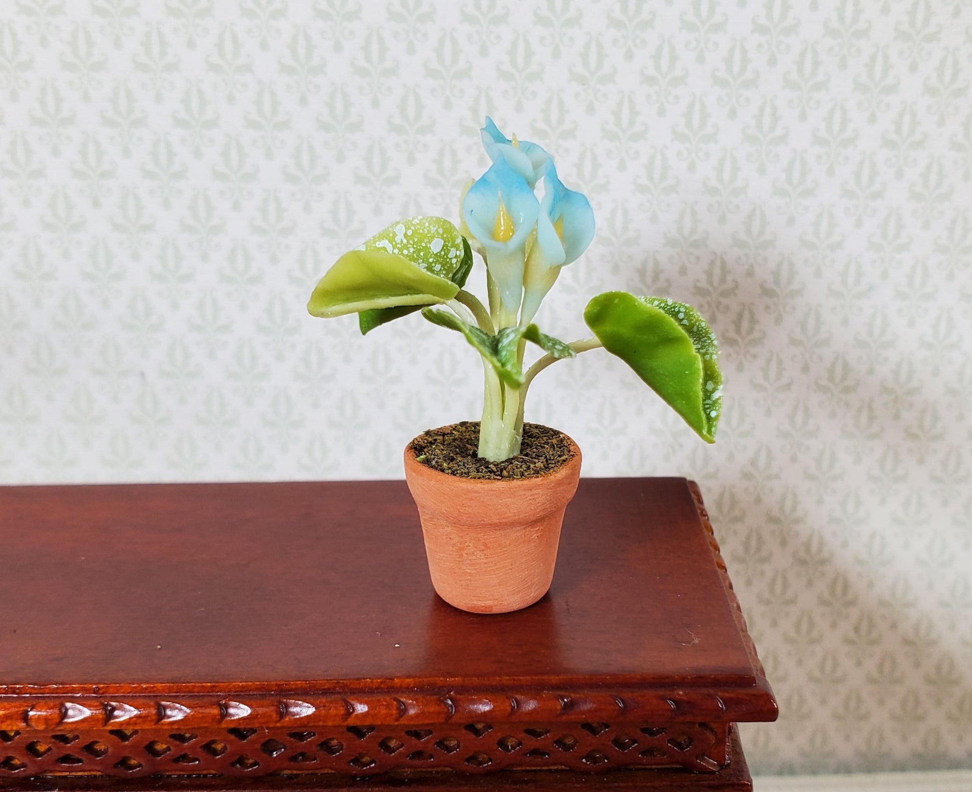 Dollhouse Miniature Calla Lilies Speckled Leaves in Terra Cotta Pot 1:12 Scale