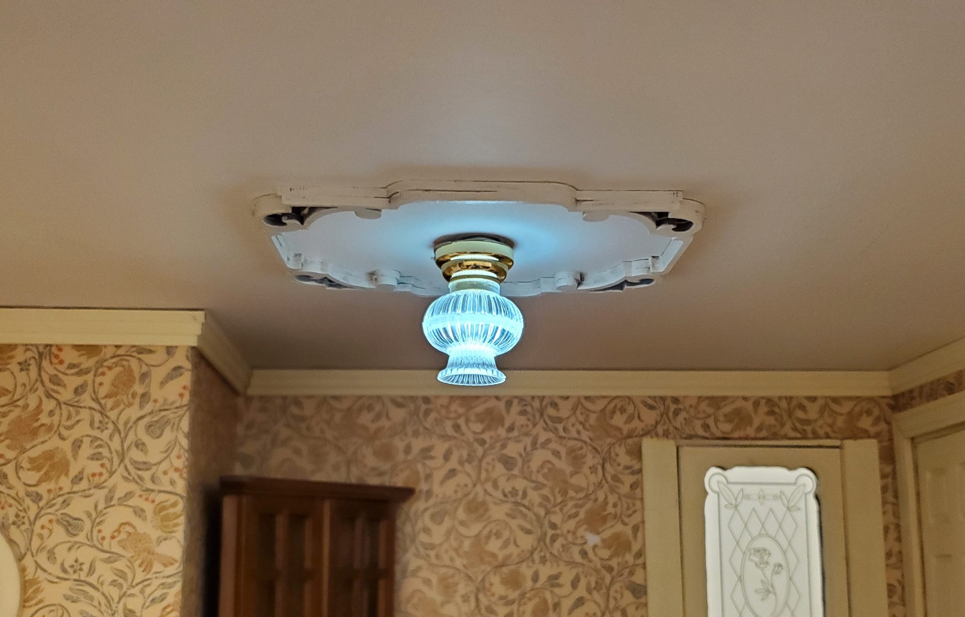 Dollhouse Battery Operated Ceiling Light 1:12 Scale Miniature Houseworks 2336