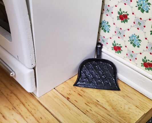 Dollhouse Fancy Dust Pan 1:12 Scale Miniature Painted Metal Cleaning Supplies