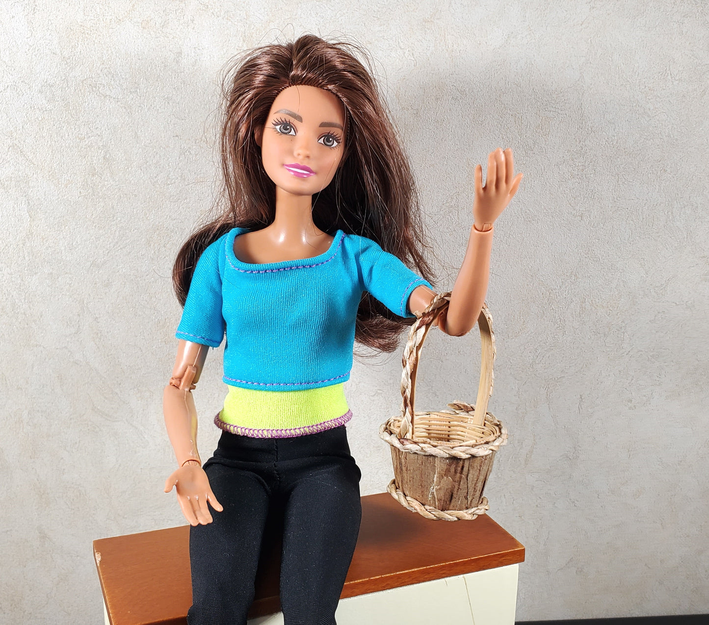 Dollhouse 1:6 Scale Bushel Basket with Handle Empty Natural Fiber Miniature