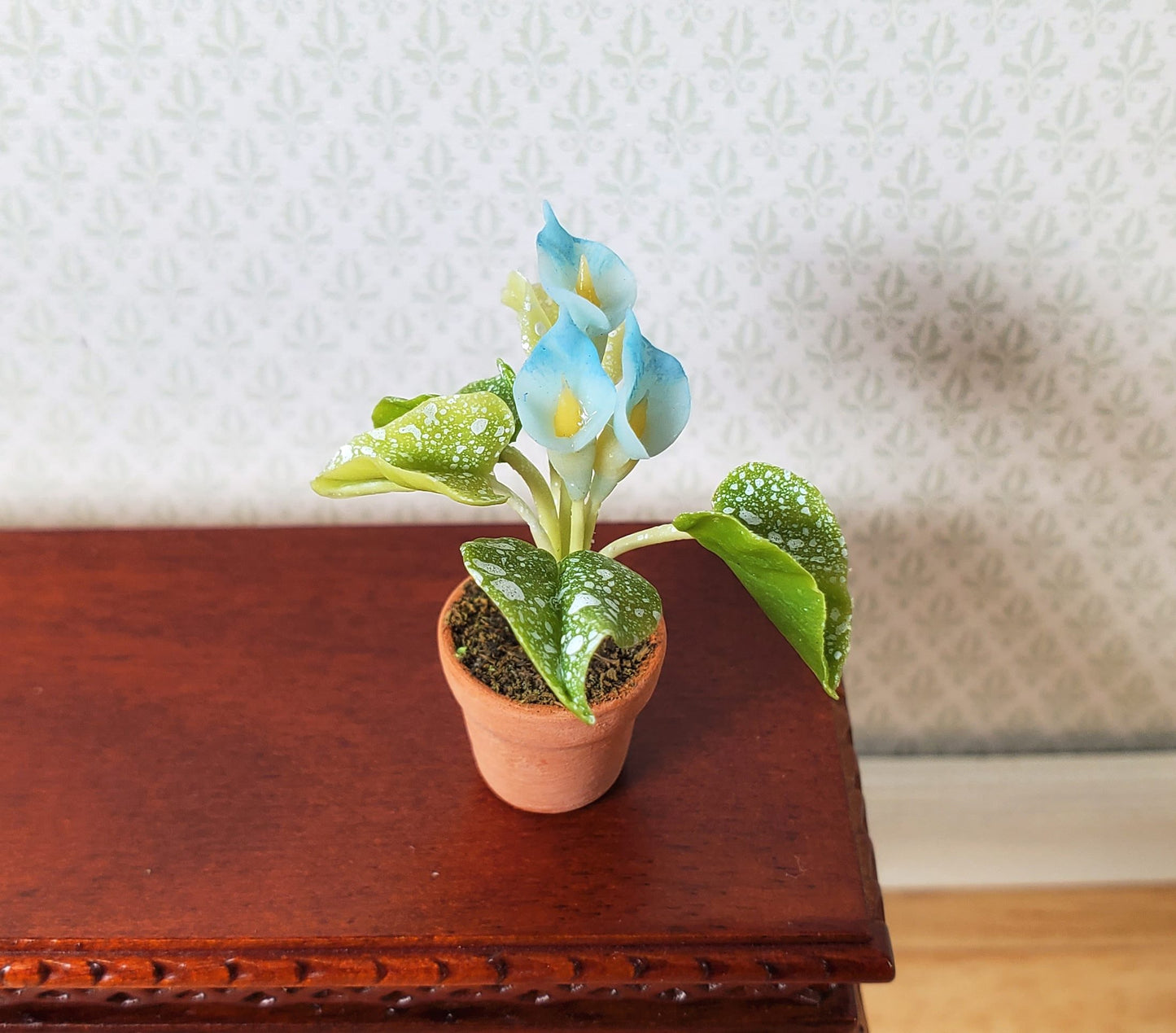 Dollhouse Miniature Calla Lilies Speckled Leaves in Terra Cotta Pot 1:12 Scale