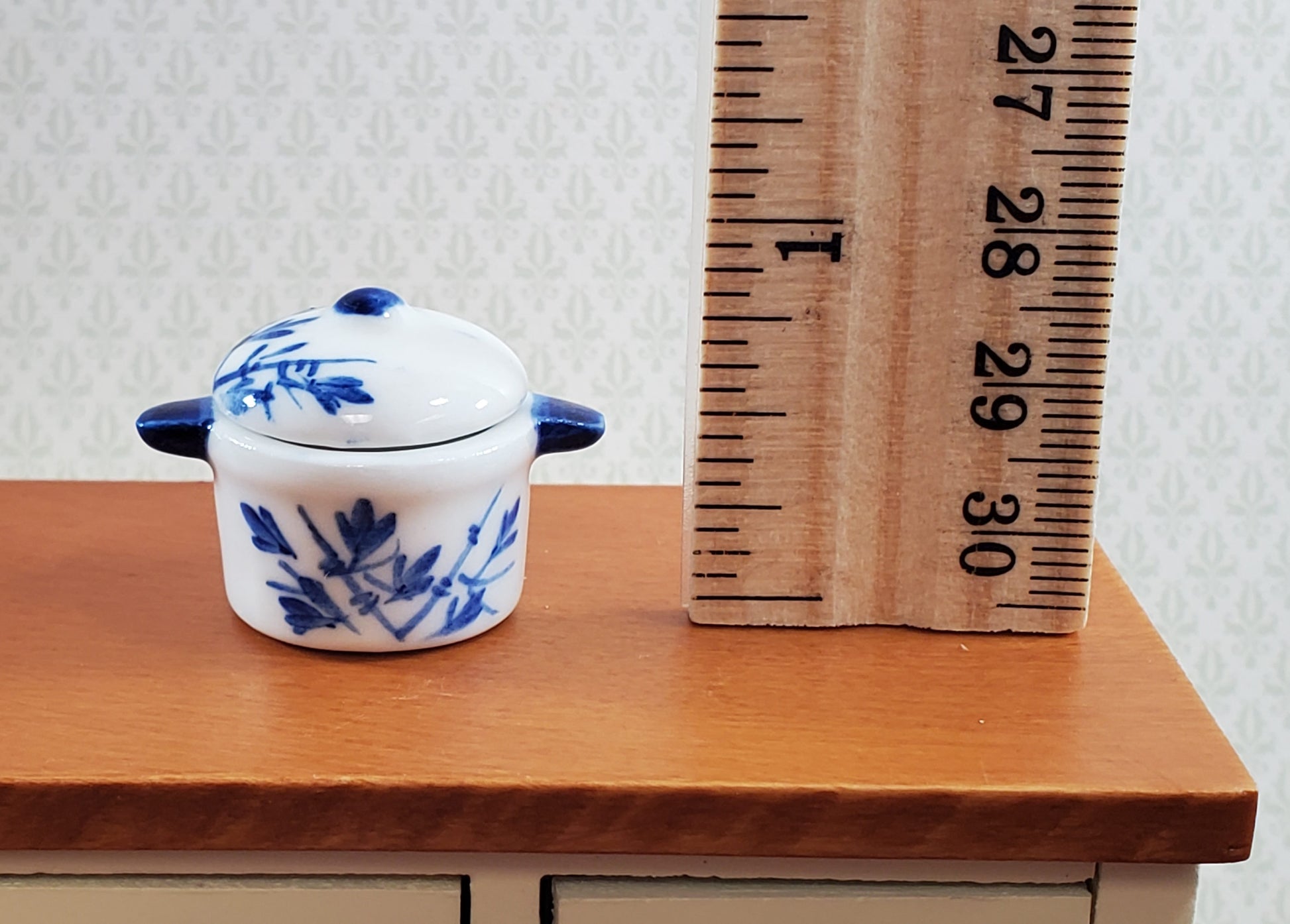 Dollhouse Stock Pot for Soup Ceramic with Lid Blue & White 1:12 Scale Miniatures