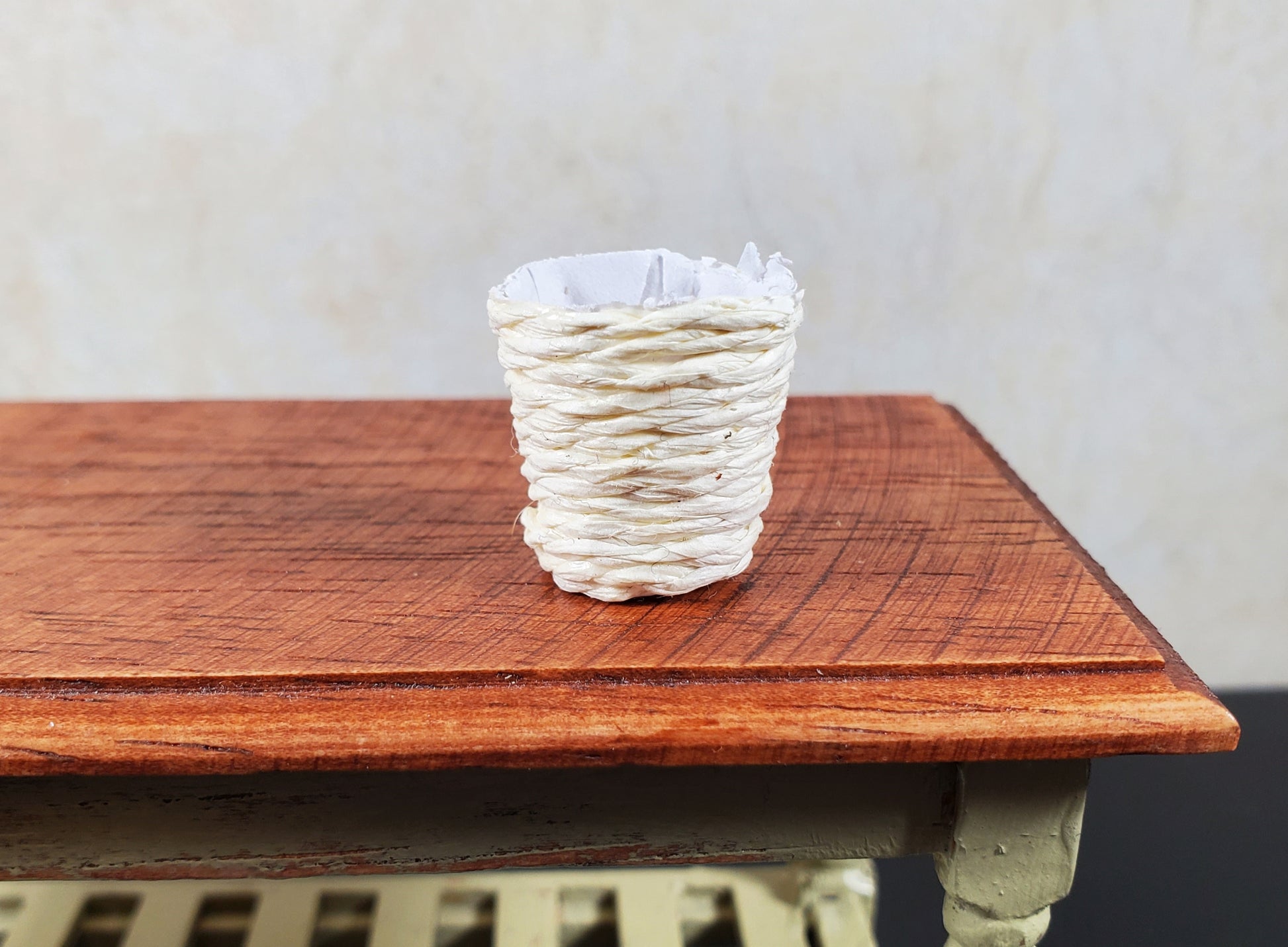 Dollhouse Small Round Natural Fiber Basket White 1:12 Scale Miniature