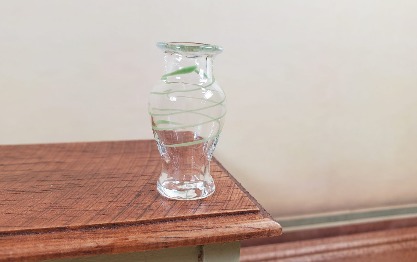 Dollhouse Classic Pedestal Vase Green Swirl 1:12 Scale Glass Miniature Decor