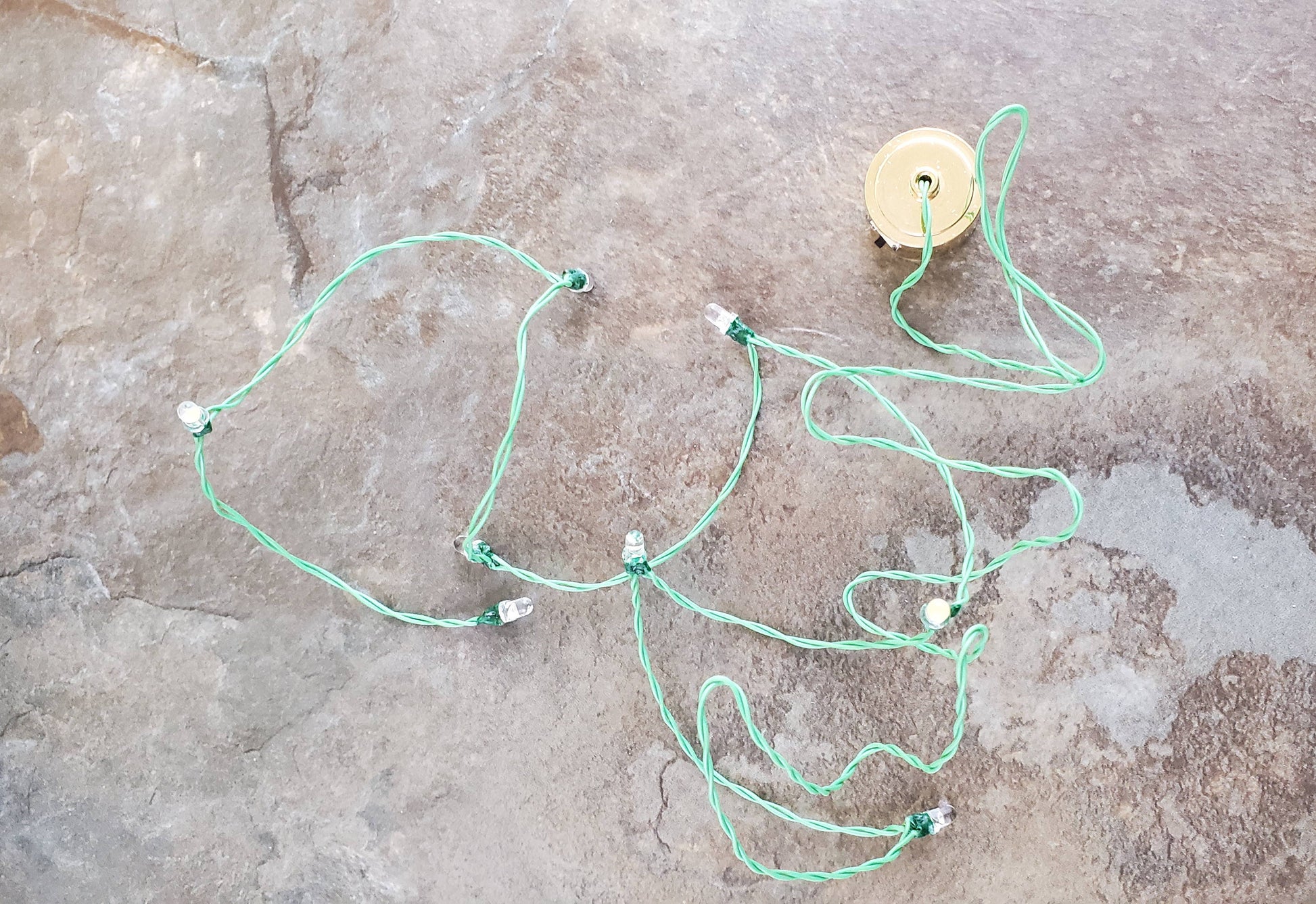 Dollhouse Miniature LED Battery 8 Light Bulbs on a String Warm Light Green Wire 1:12 Scale