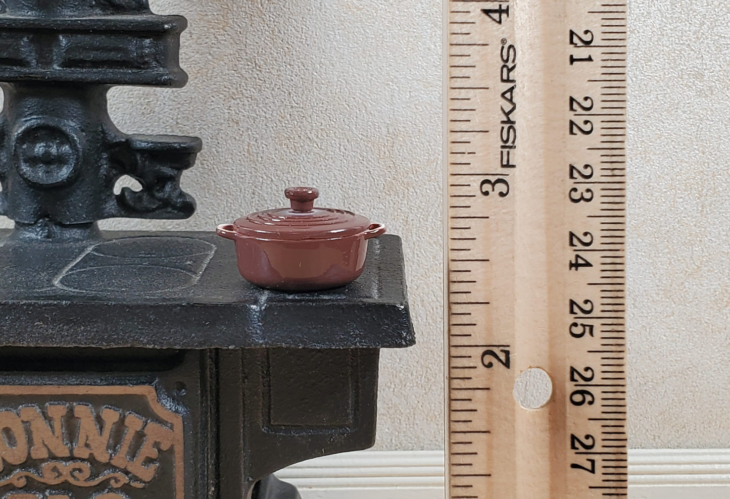 Dollhouse Small Dutch Oven Pot with Removeable Lid Brown 1:12 Scale Miniature