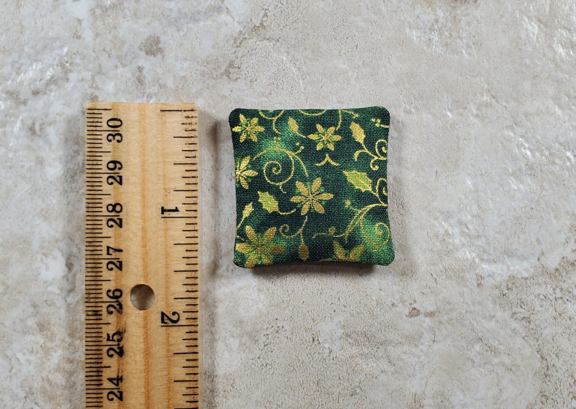 Dollhouse Miniature Christmas Green Poinsettia 1:12 Scale 1 1/2"