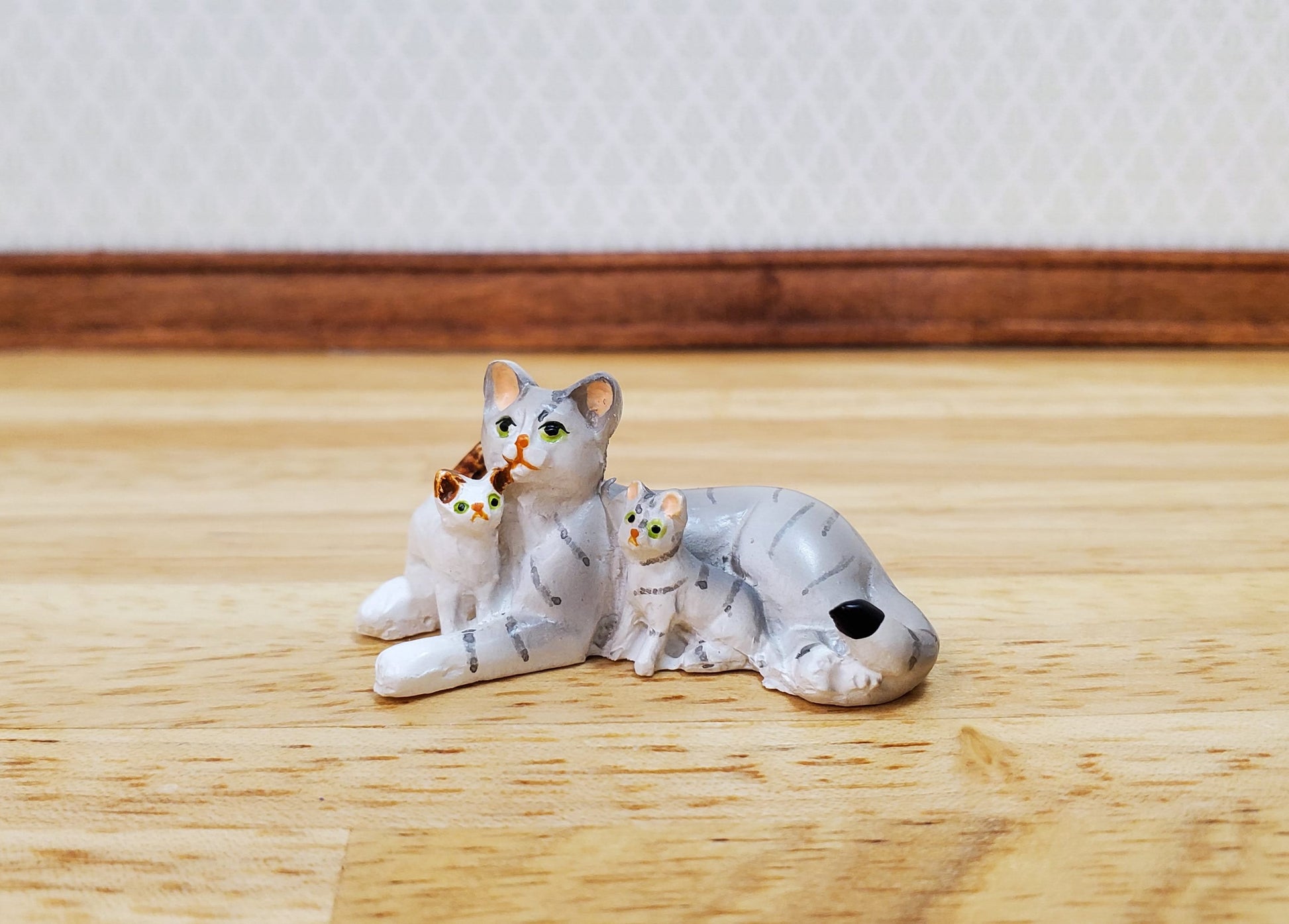 Dollhouse Gray Tabby Cat with Kittens Momma with Babies 1:12 Scale Miniature Pet