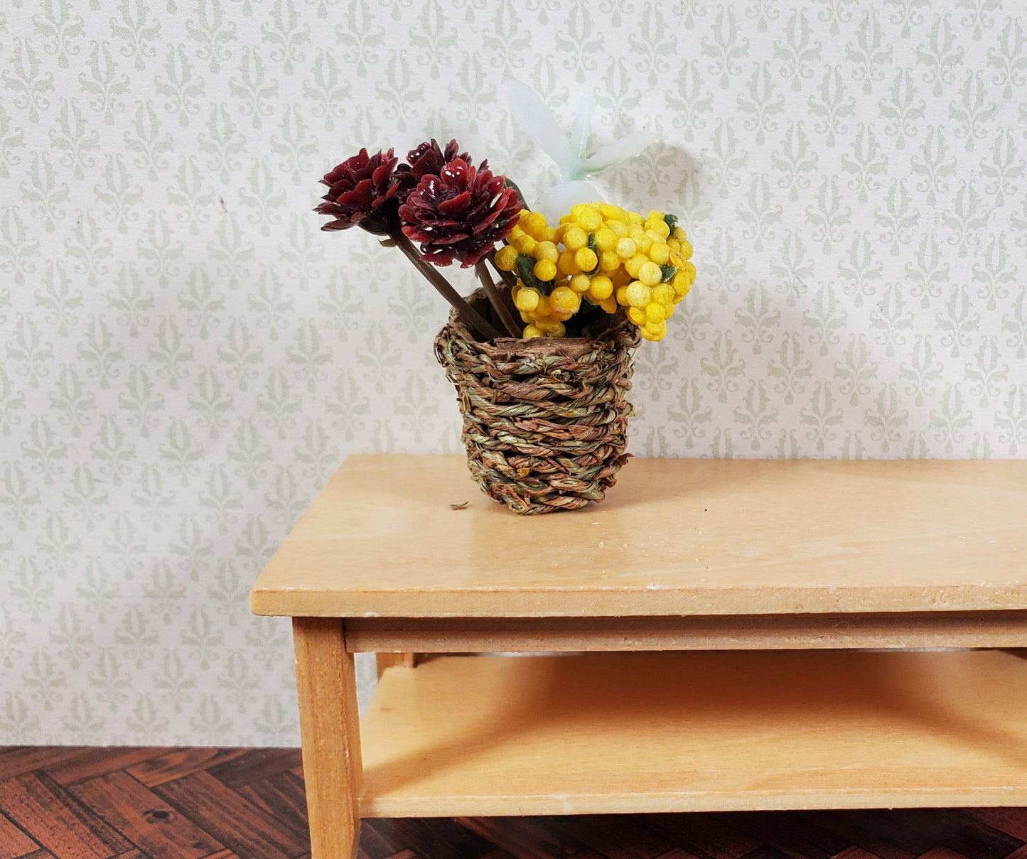 Dollhouse Small Round Natural Fiber Basket 1:12 Scale Miniature